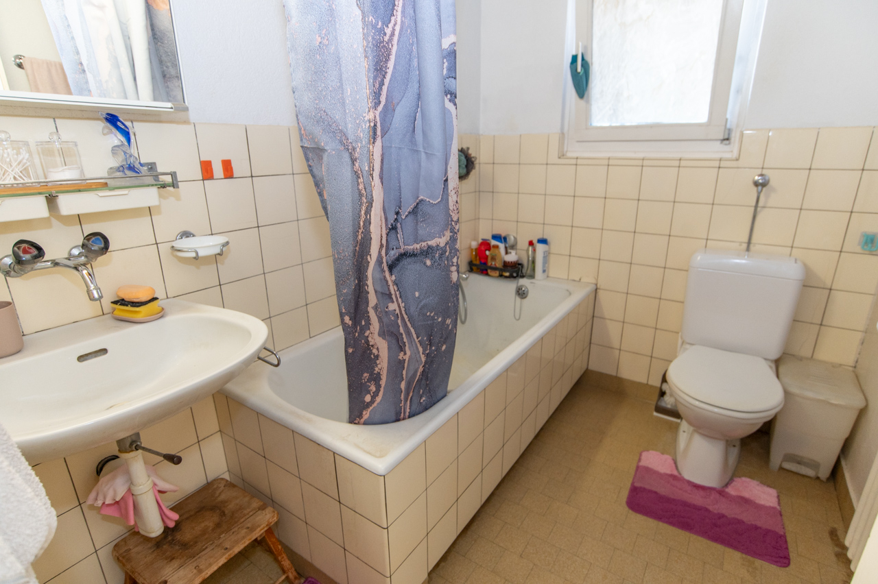 Badezimmer mit Badewanne und WC