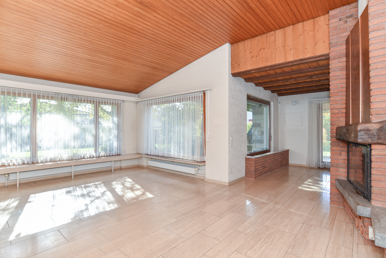 Wohnraum mit Holzdecke und Kamin