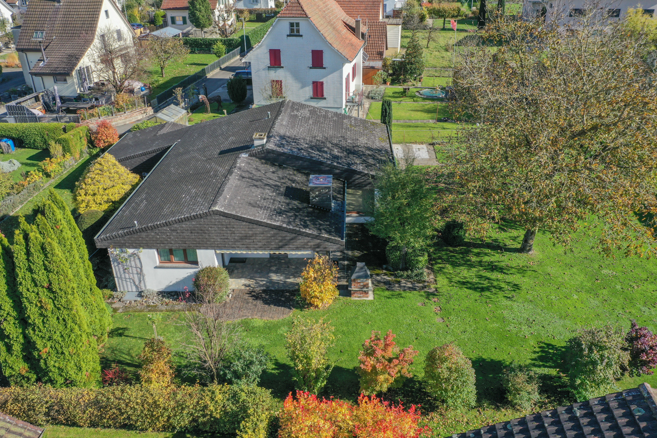 Luftaufnahme eines Wohnhauses mit großem Garten