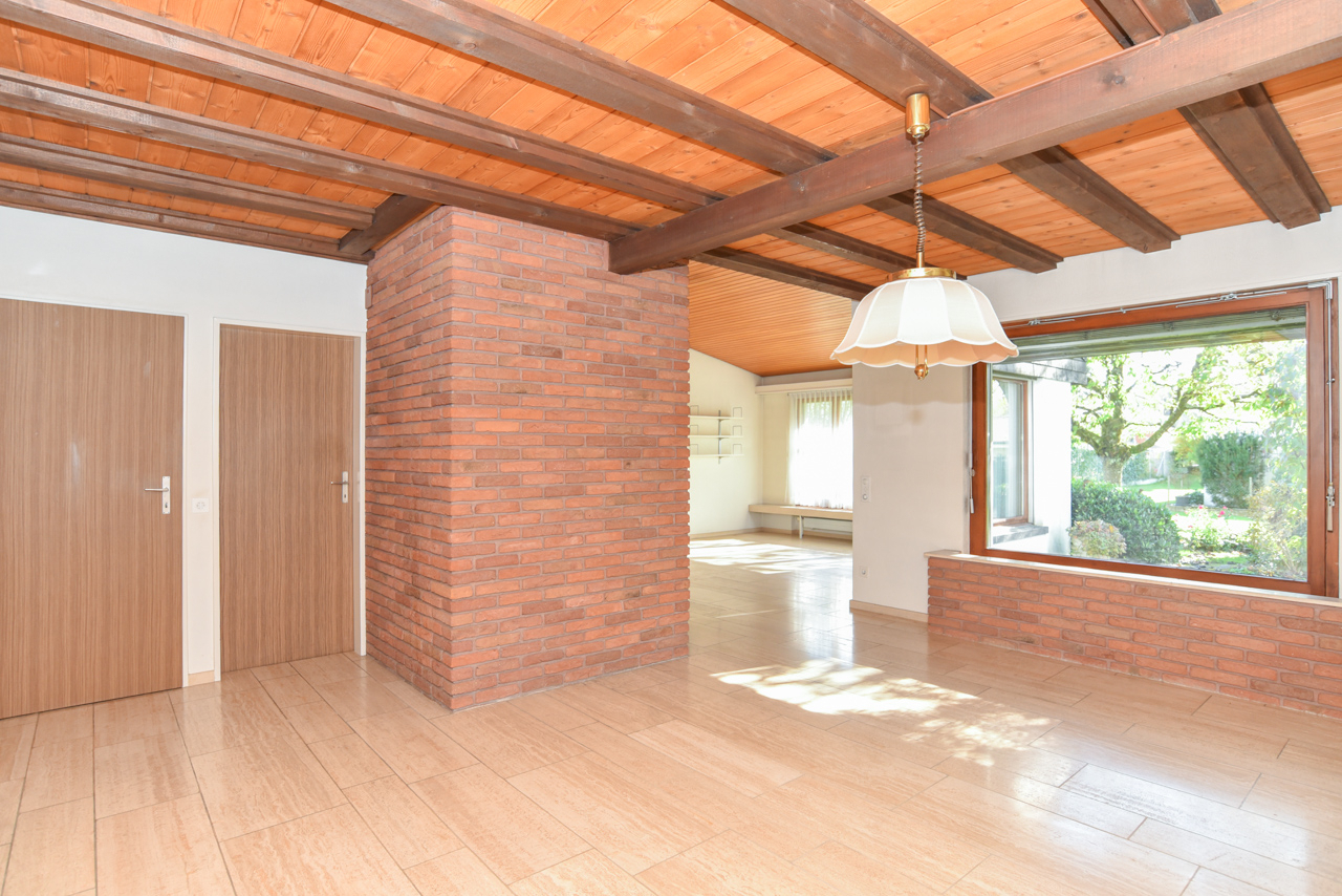 Wohnraum mit Holzdecke und Sichtmauerwerk