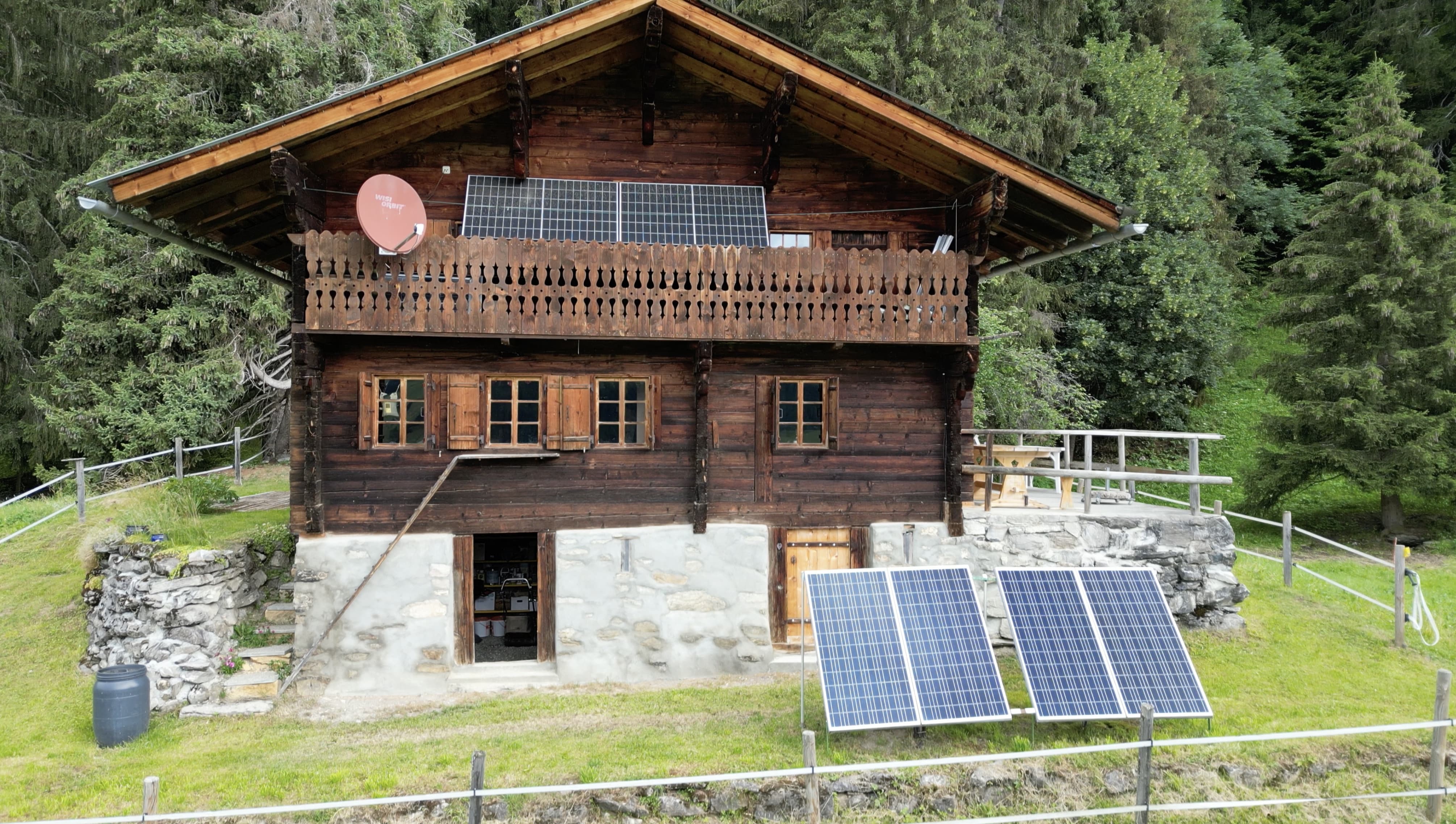Rustikales Holzchalet im Grünen mit Solaranlage