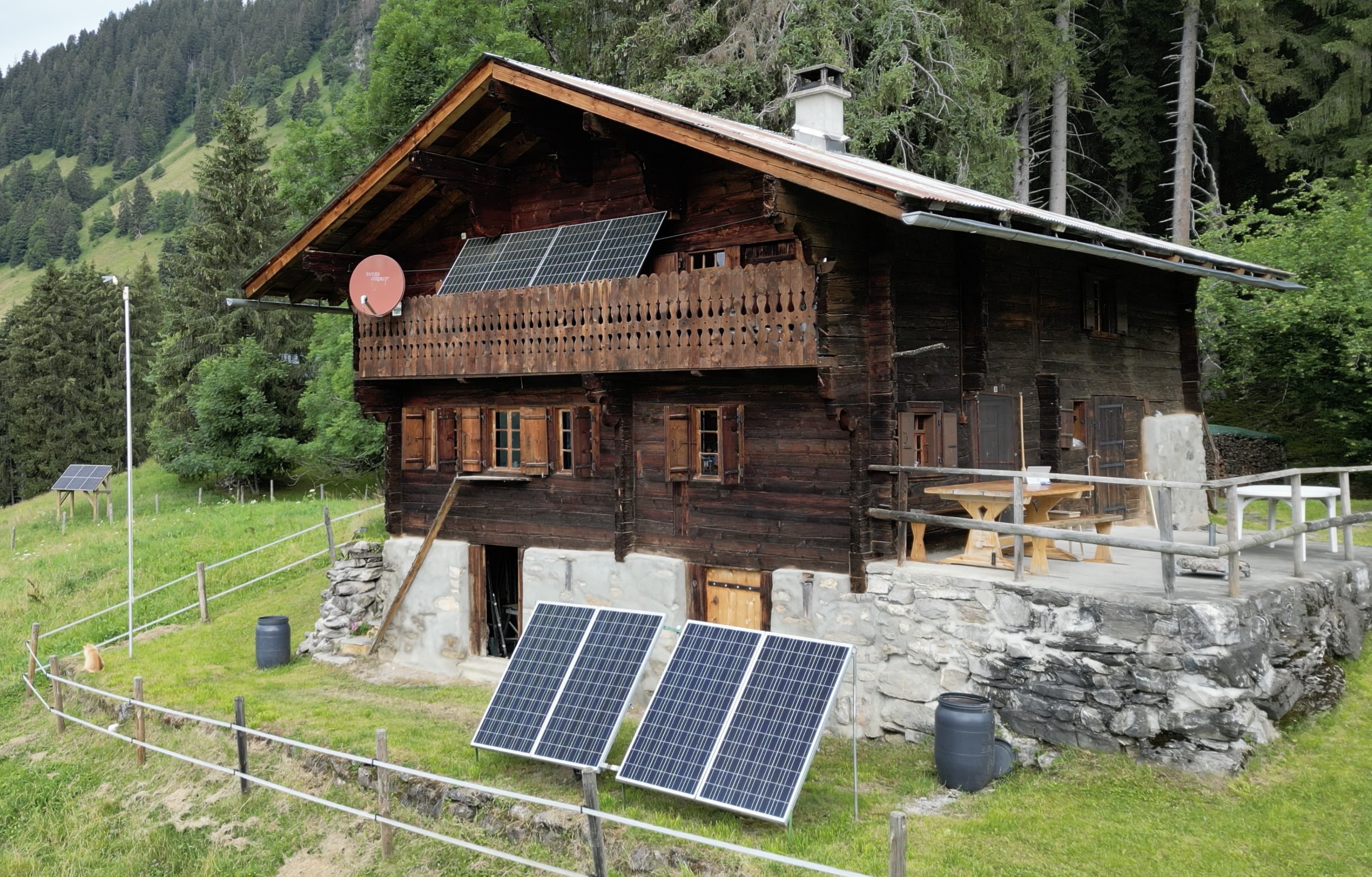 Alpine Holzchalet mit Solarenergie