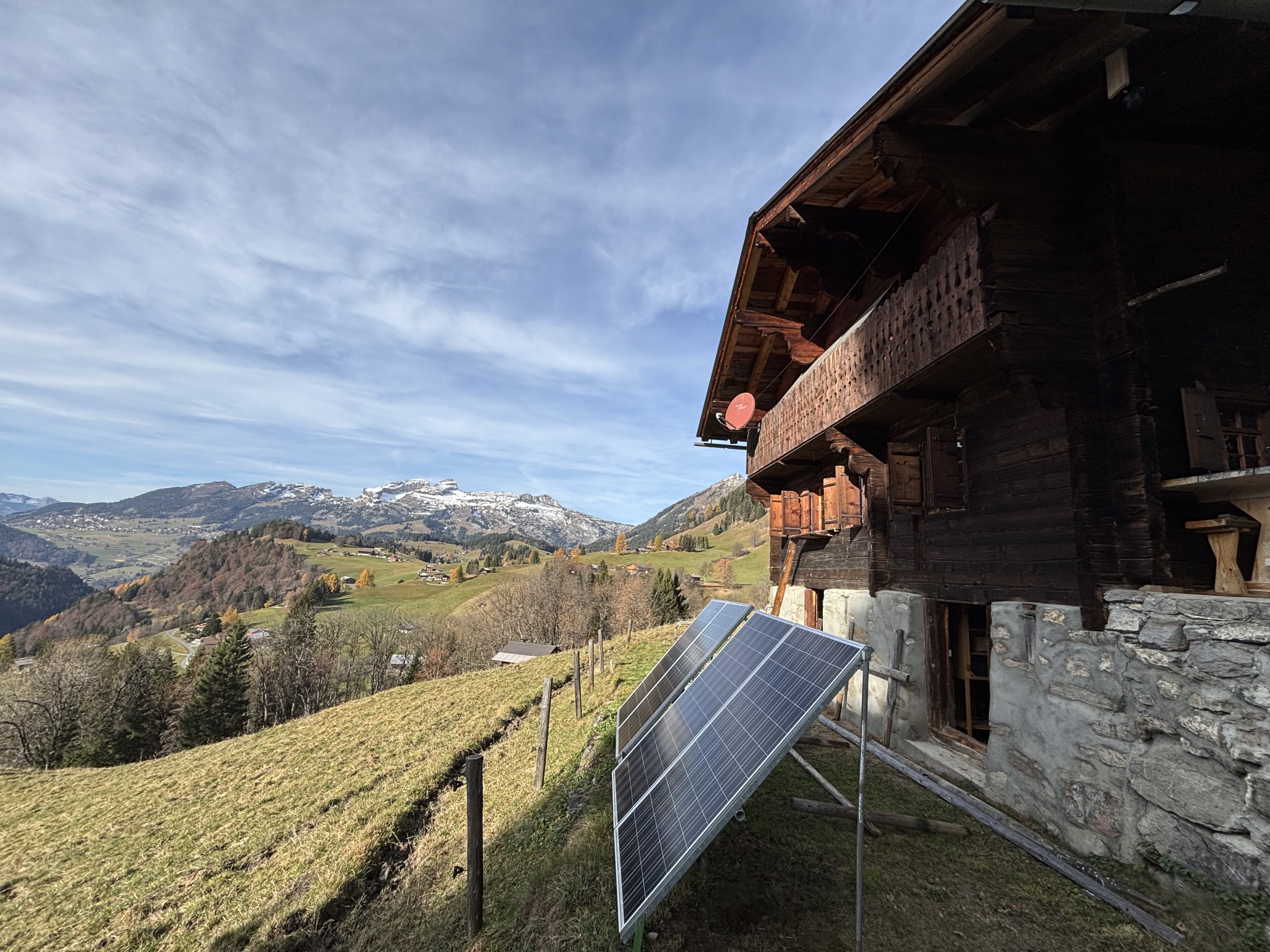 Alpenhütte mit Bergpanorama