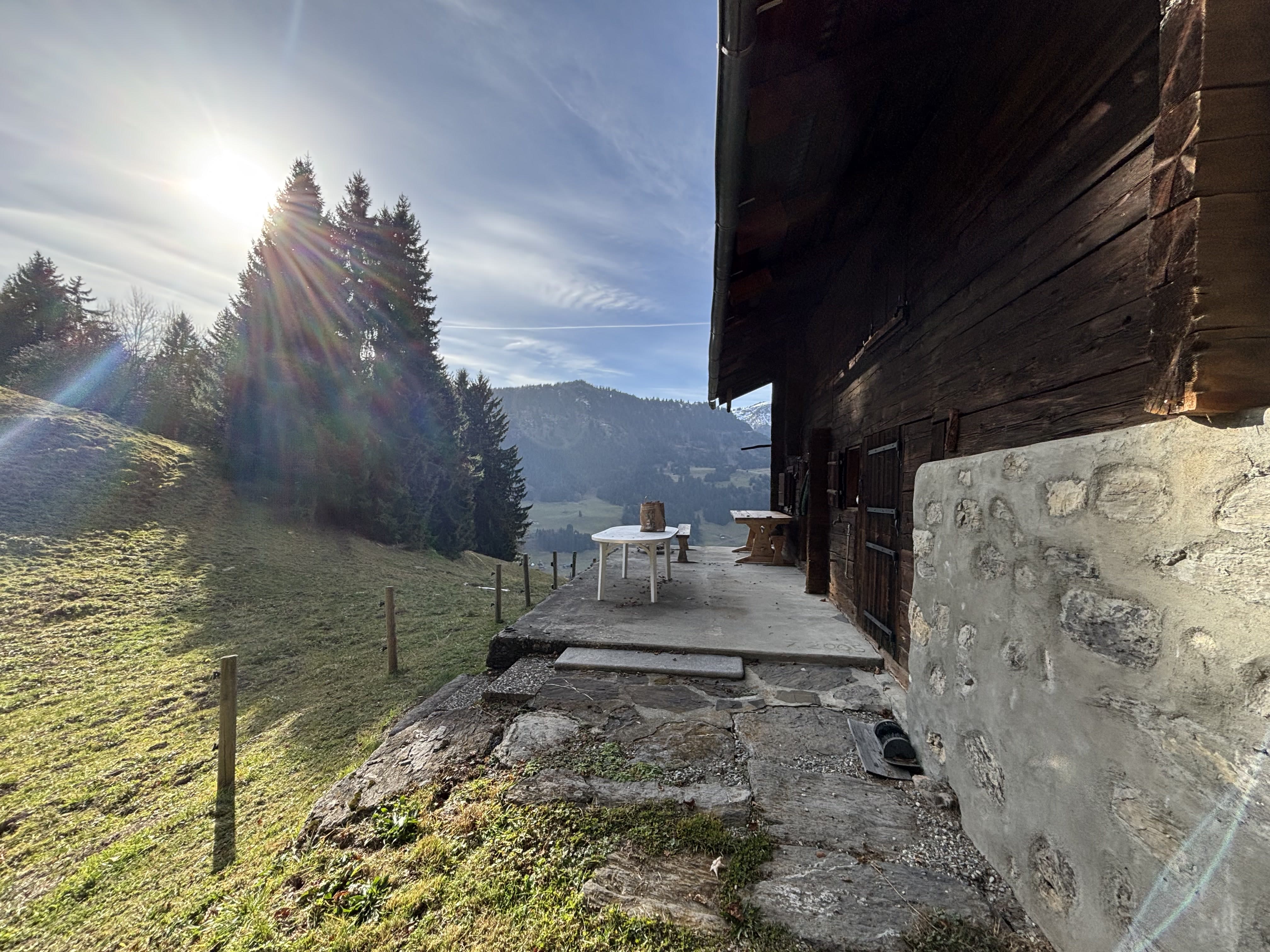 Alpenterrasse mit Bergblick