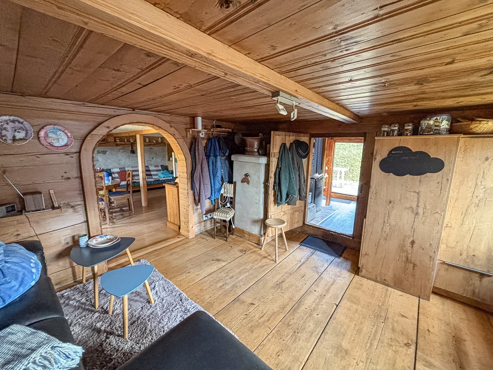 Rustikaler Wohnraum in Holzoptik