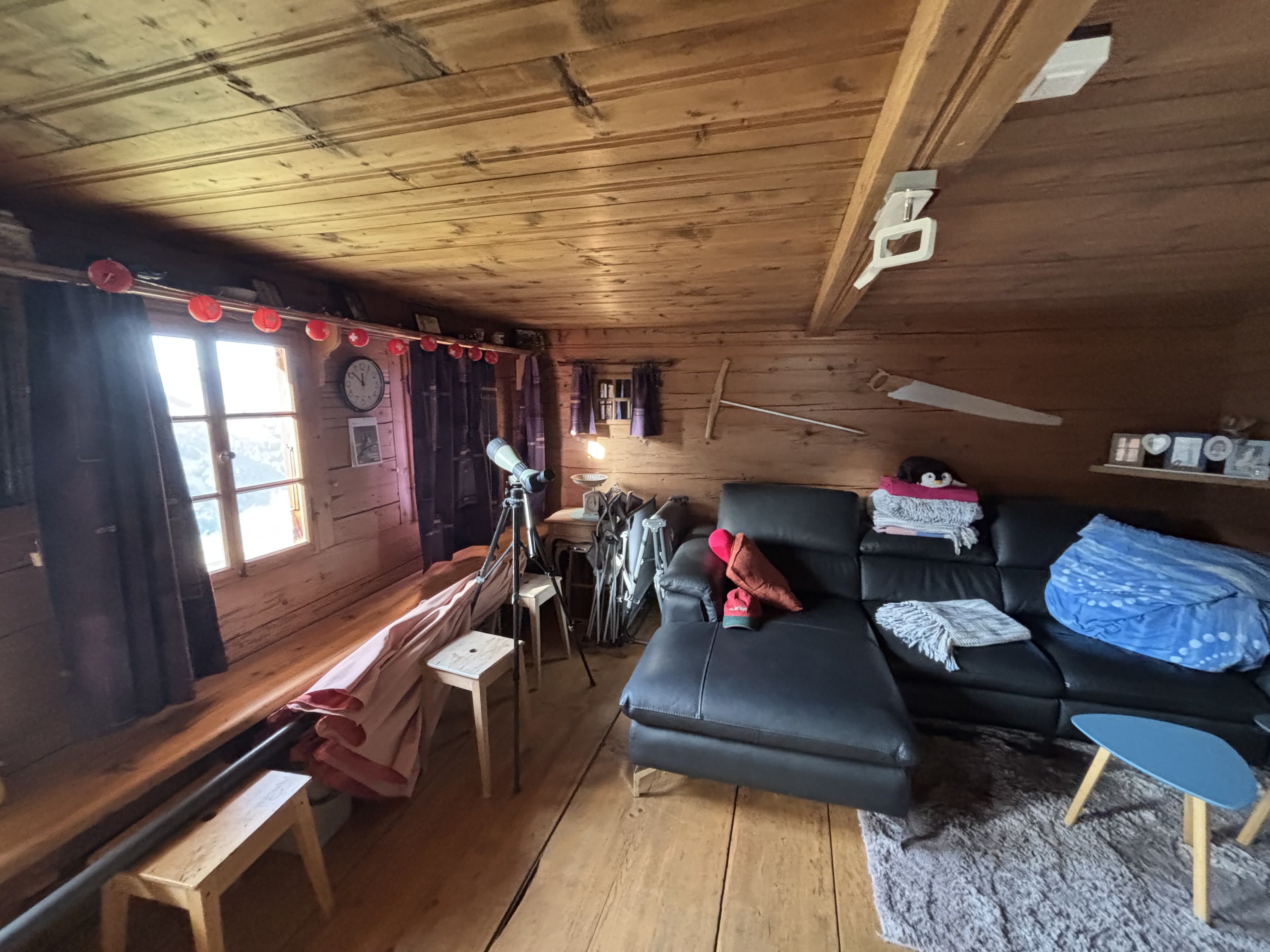 Gemütliches Holzwohnzimmer mit rustikaler Einrichtung