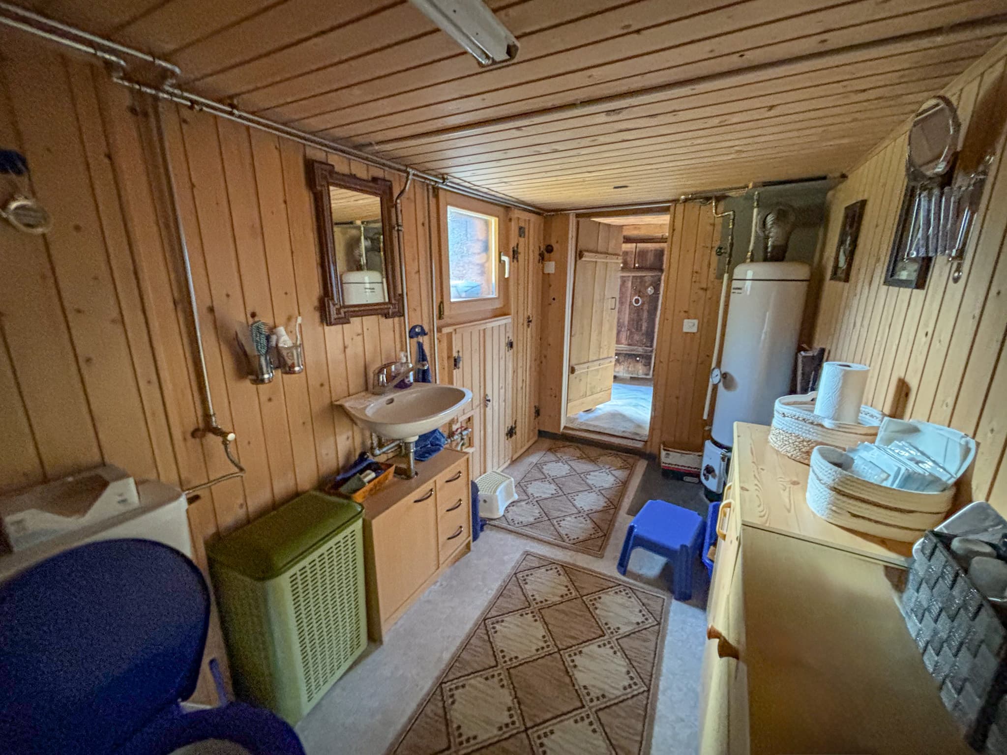 Holzverkleideter Hauswirtschafts- oder Sanitärraum