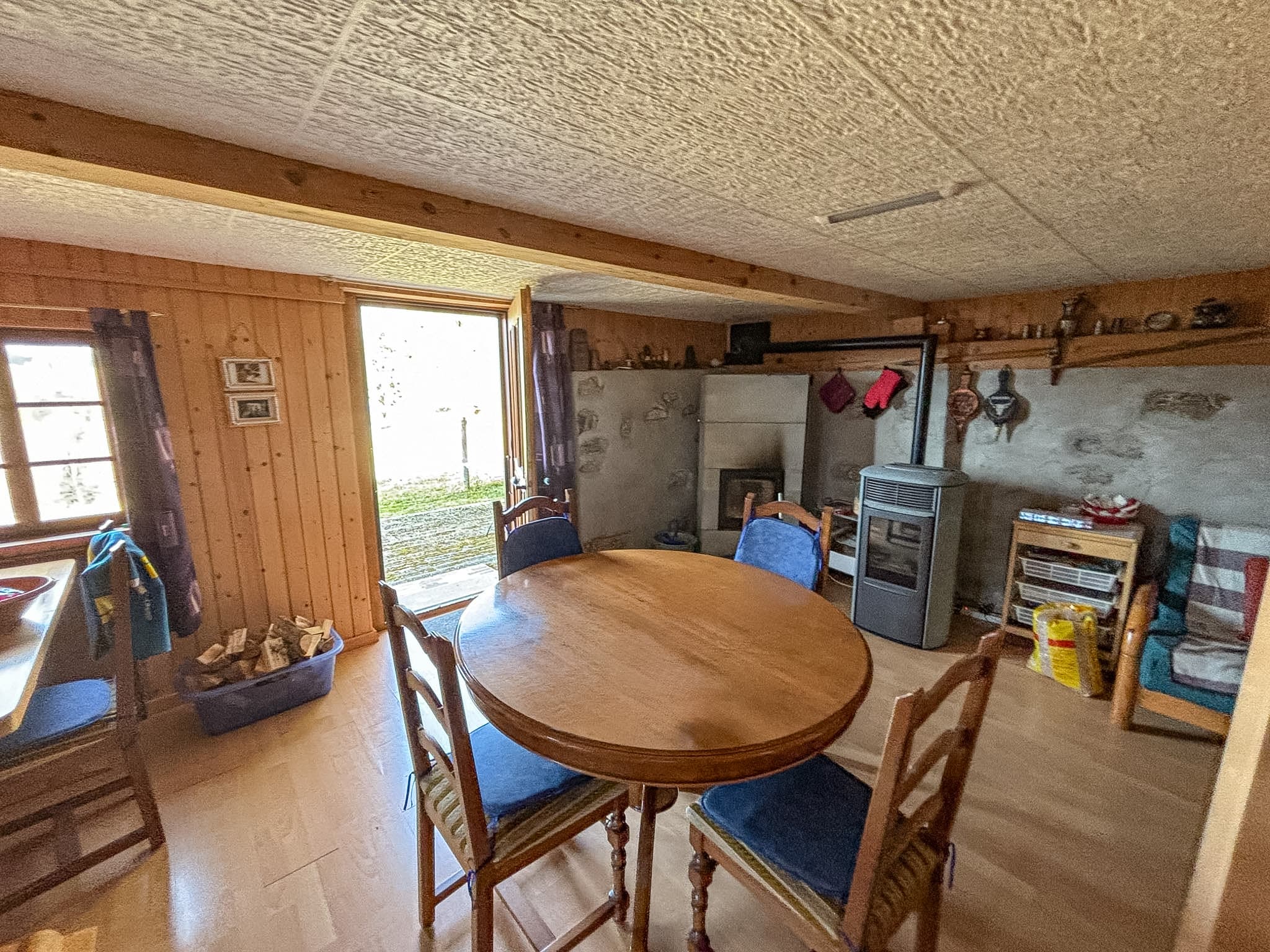 Rustikaler Essbereich mit Holzofen