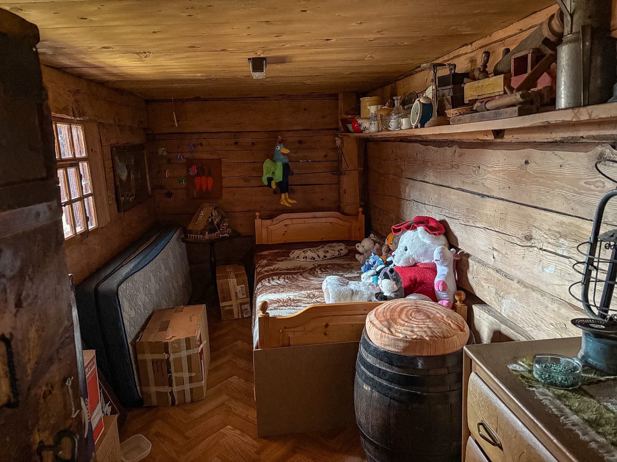 Kleines rustikales Schlafzimmer mit Holzausstattung