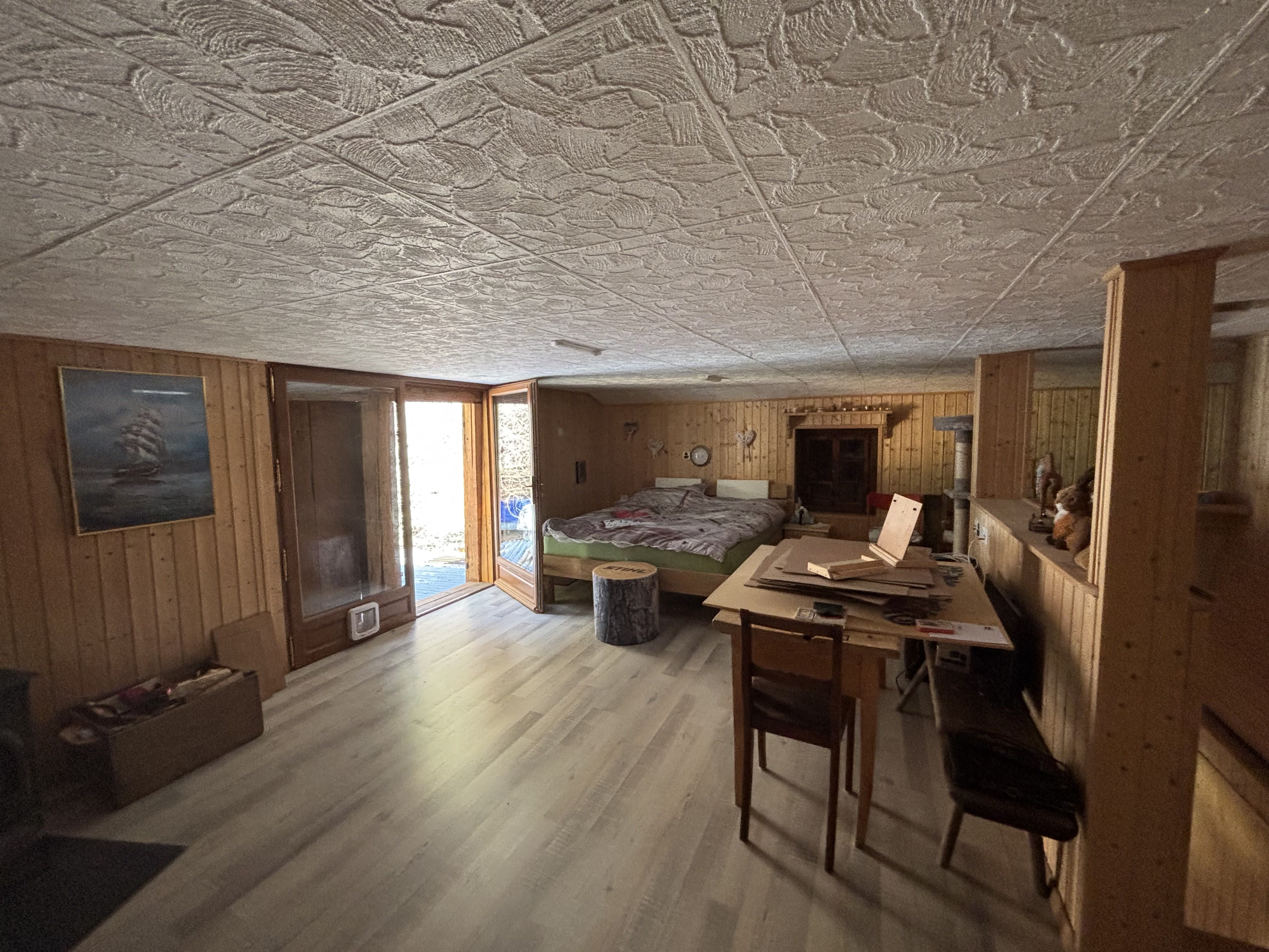 Rustikales Schlafzimmer mit Holzverkleidung