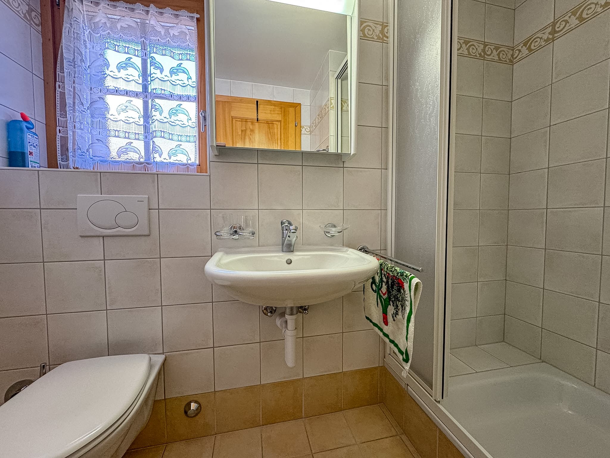 Badezimmer mit Dusche und Waschbecken
