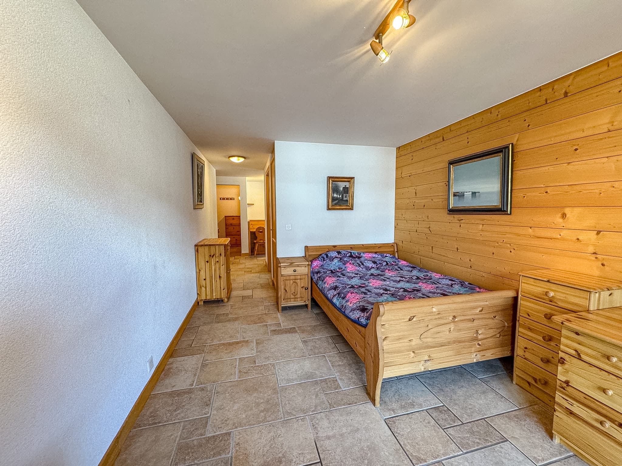 Schlafzimmer mit rustikalen Holzmöbeln
