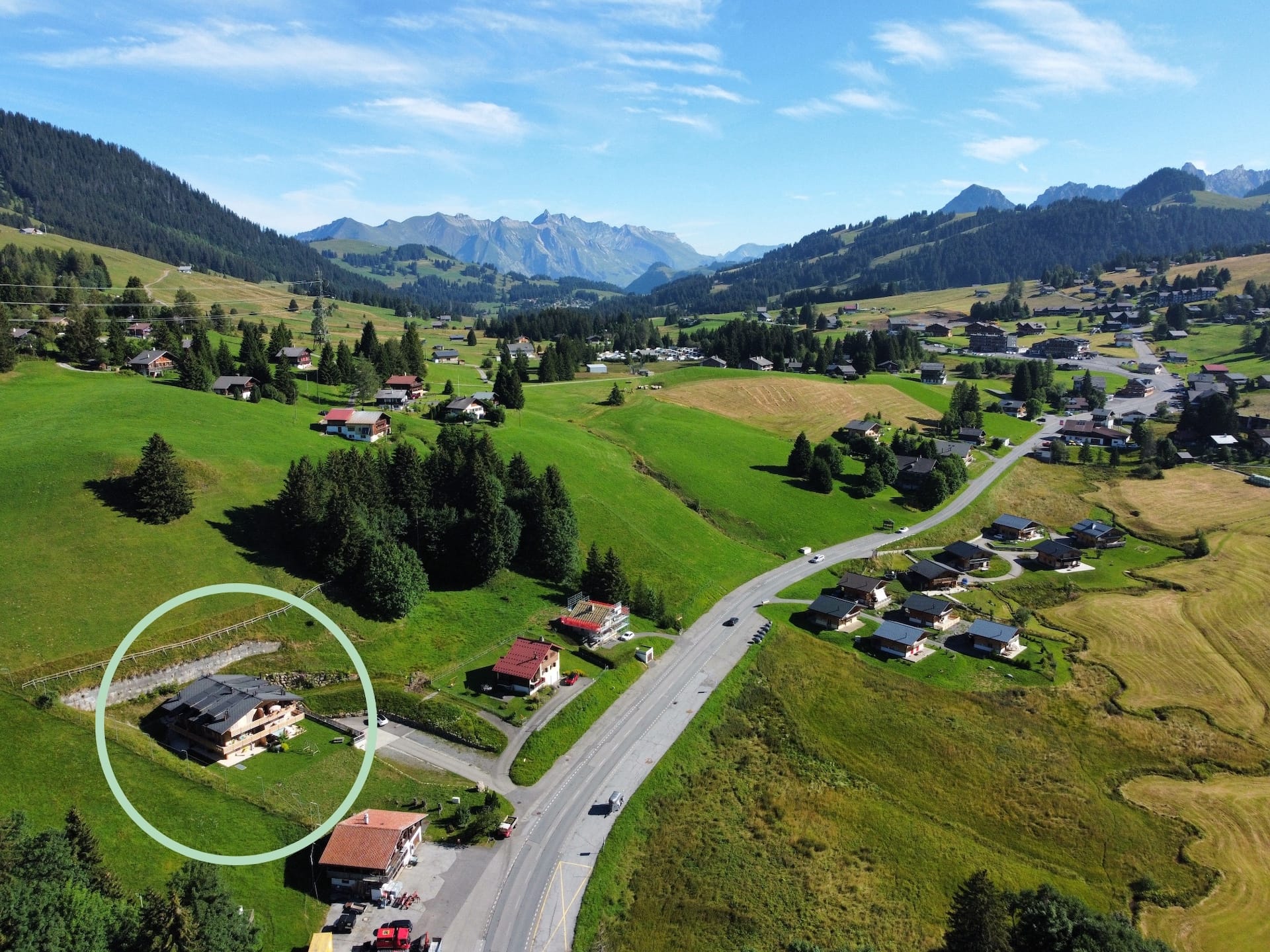 Alpenlandschaft mit markiertem Haus