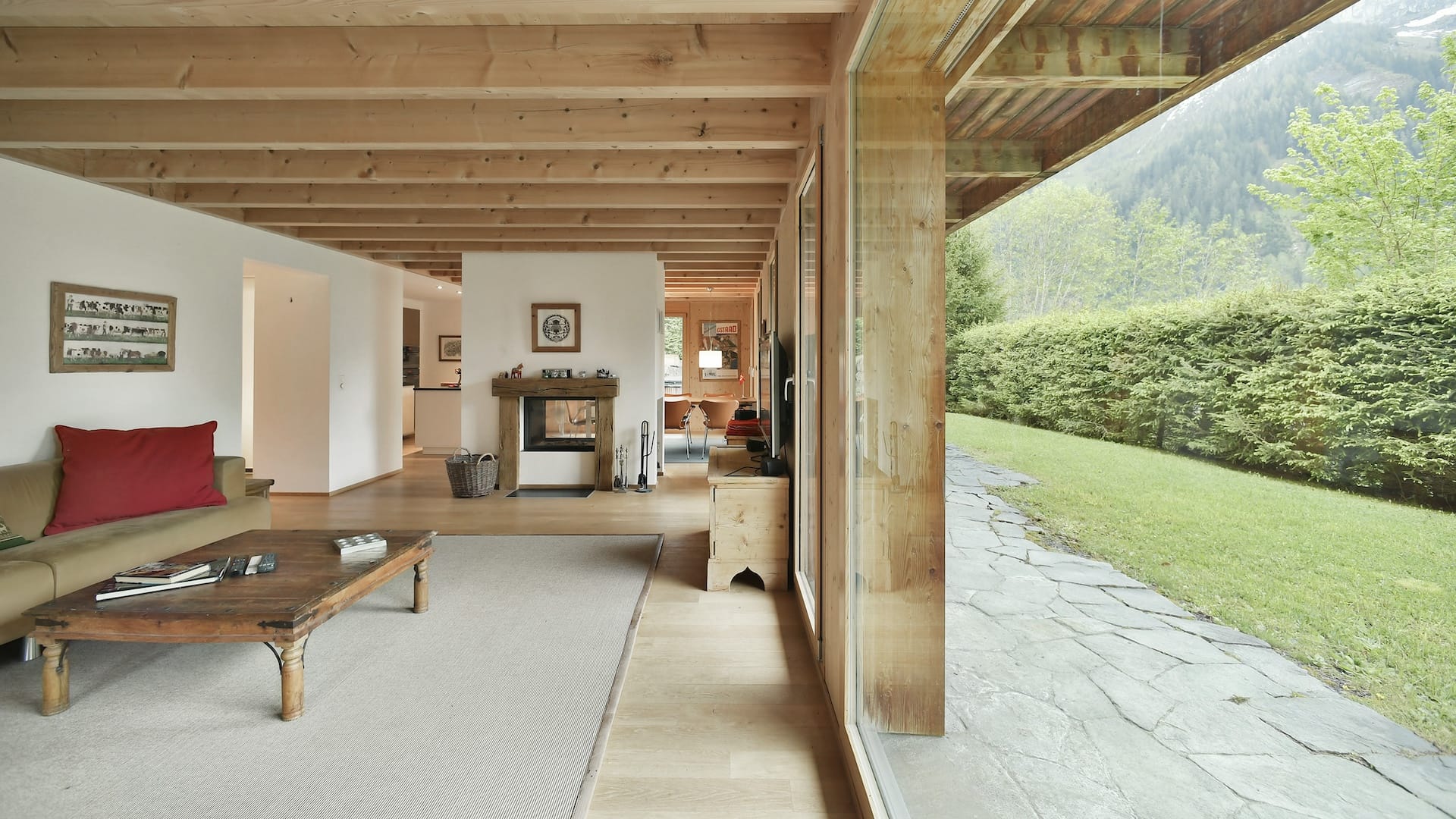 Offener Wohnbereich mit Naturholz und Gartenblick