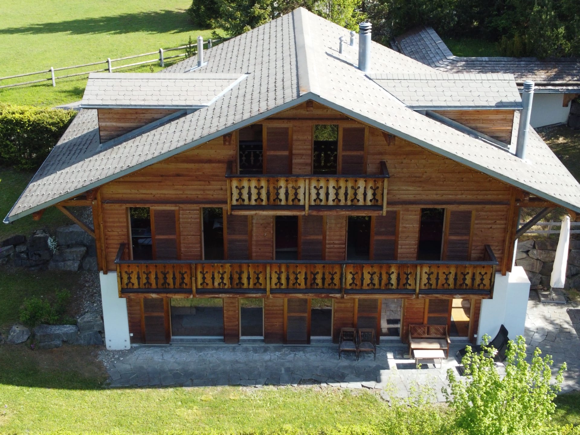 Holzhaus mit Schindeldach und Balkonen