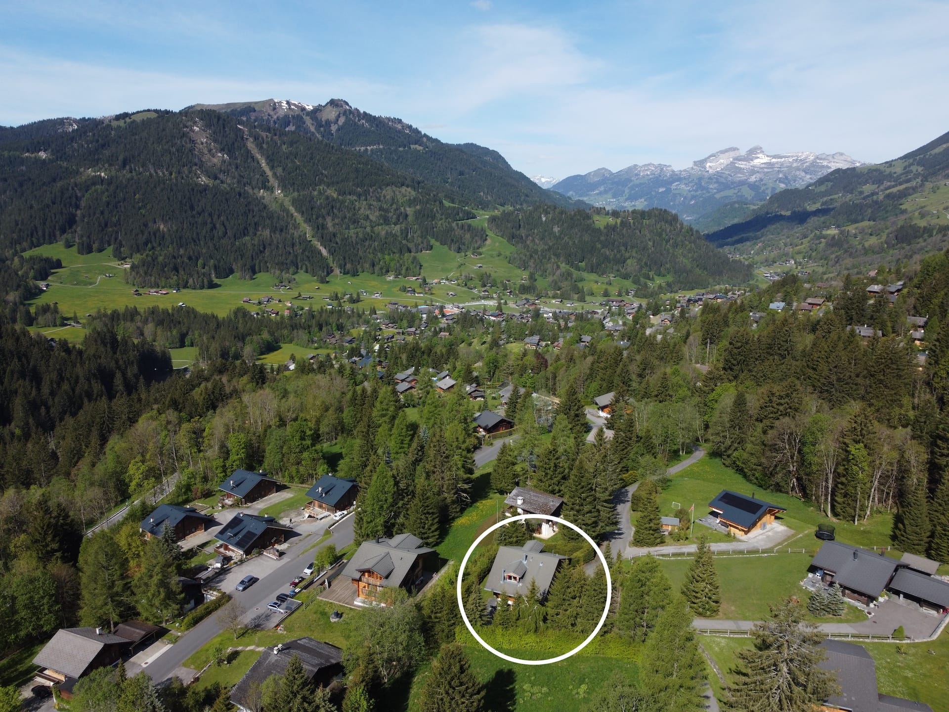 Alpenlandschaft mit markiertem Einfamilienhaus