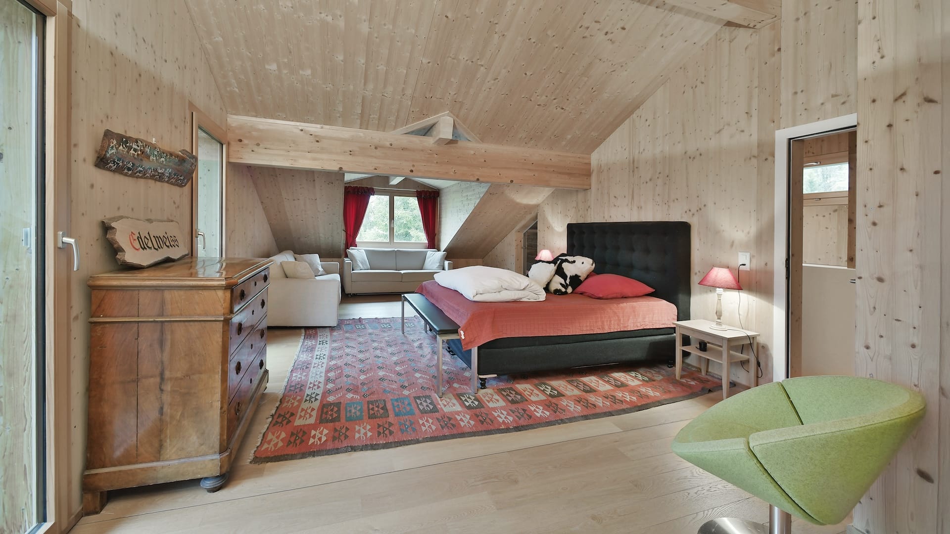 Rustikales Schlafzimmer im Dachgeschoss