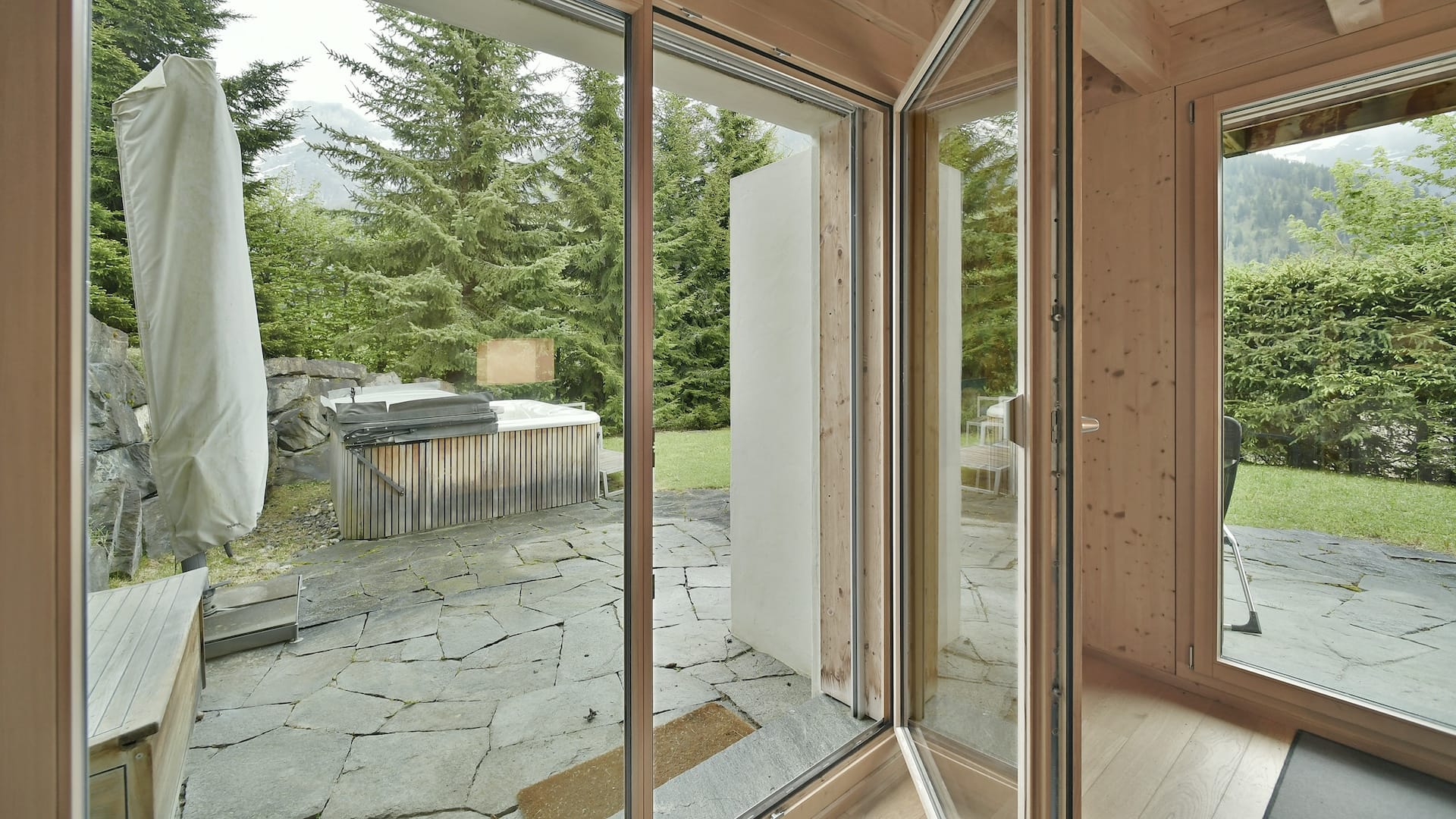 Innenansicht mit Blick in den Garten