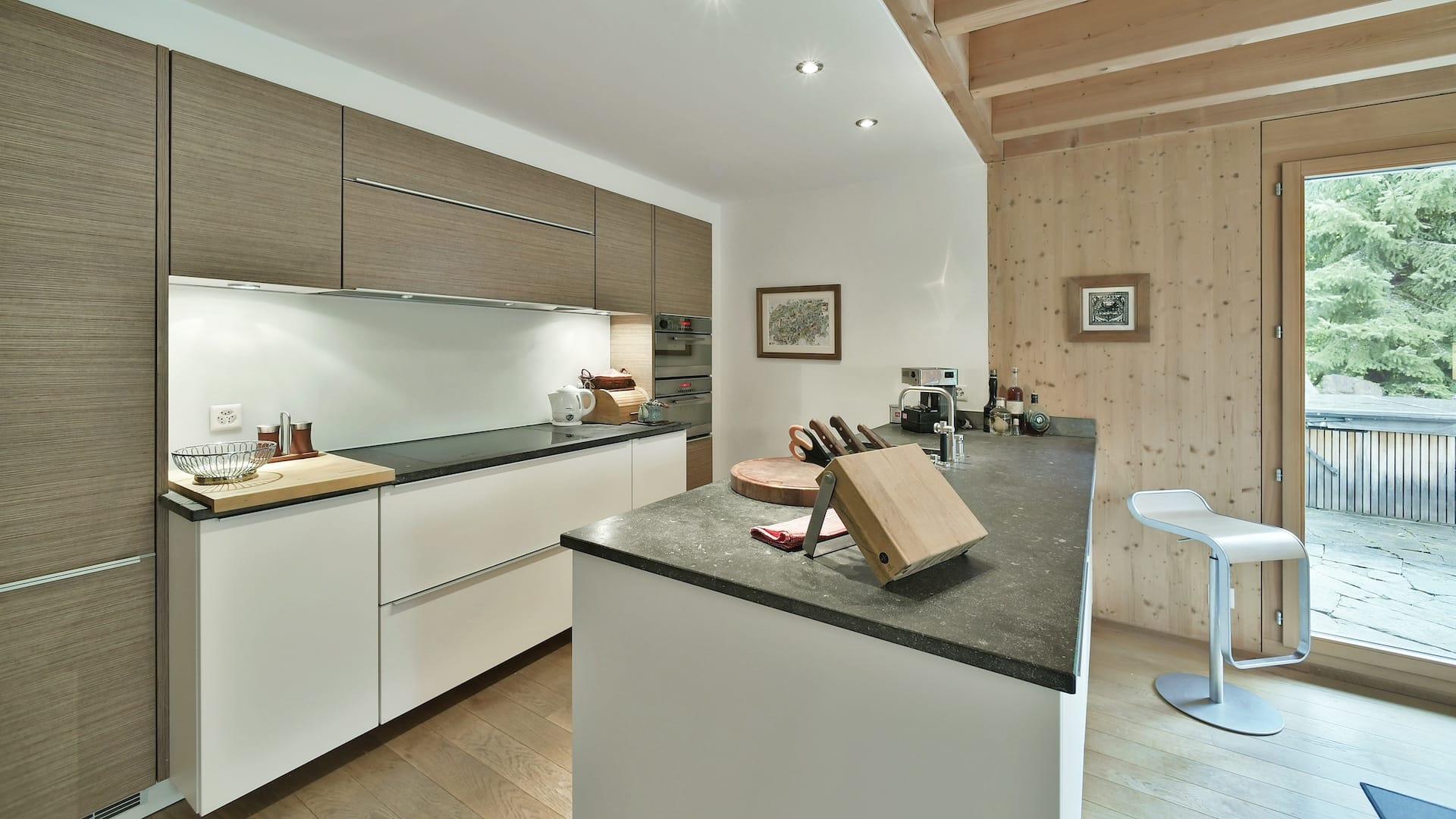 Moderne Küchenzeile mit Holzoptik und Natursteininsel