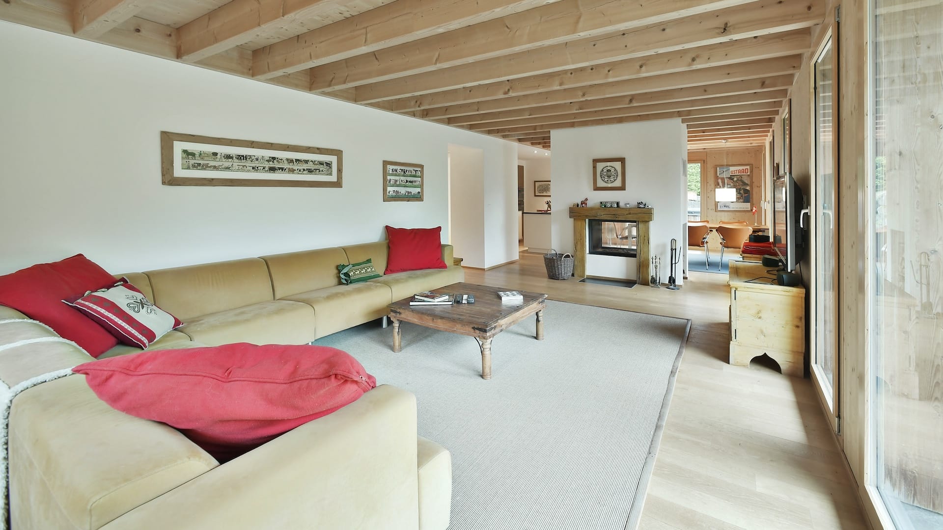 Helles Wohnzimmer mit Holzbalkendecke
