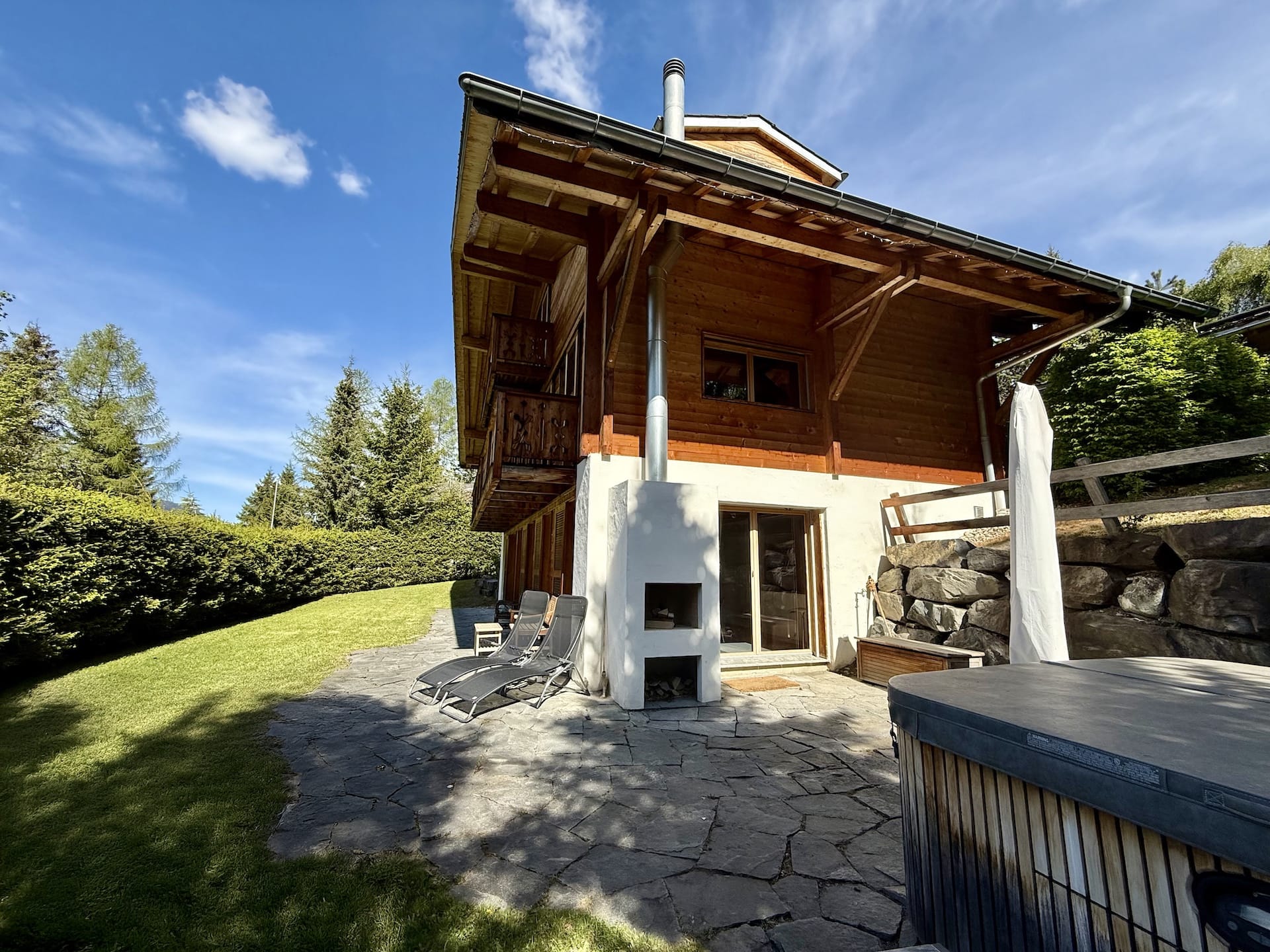 Holzchalet mit Terrasse und Garten