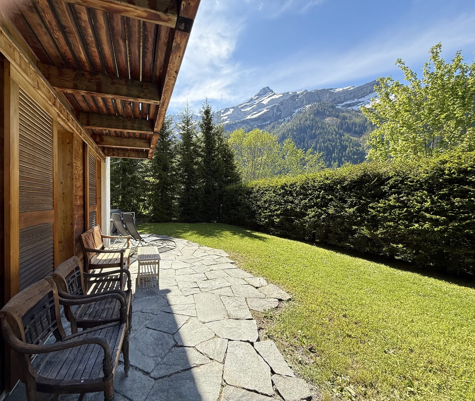 Bergterrasse mit Gartenblick