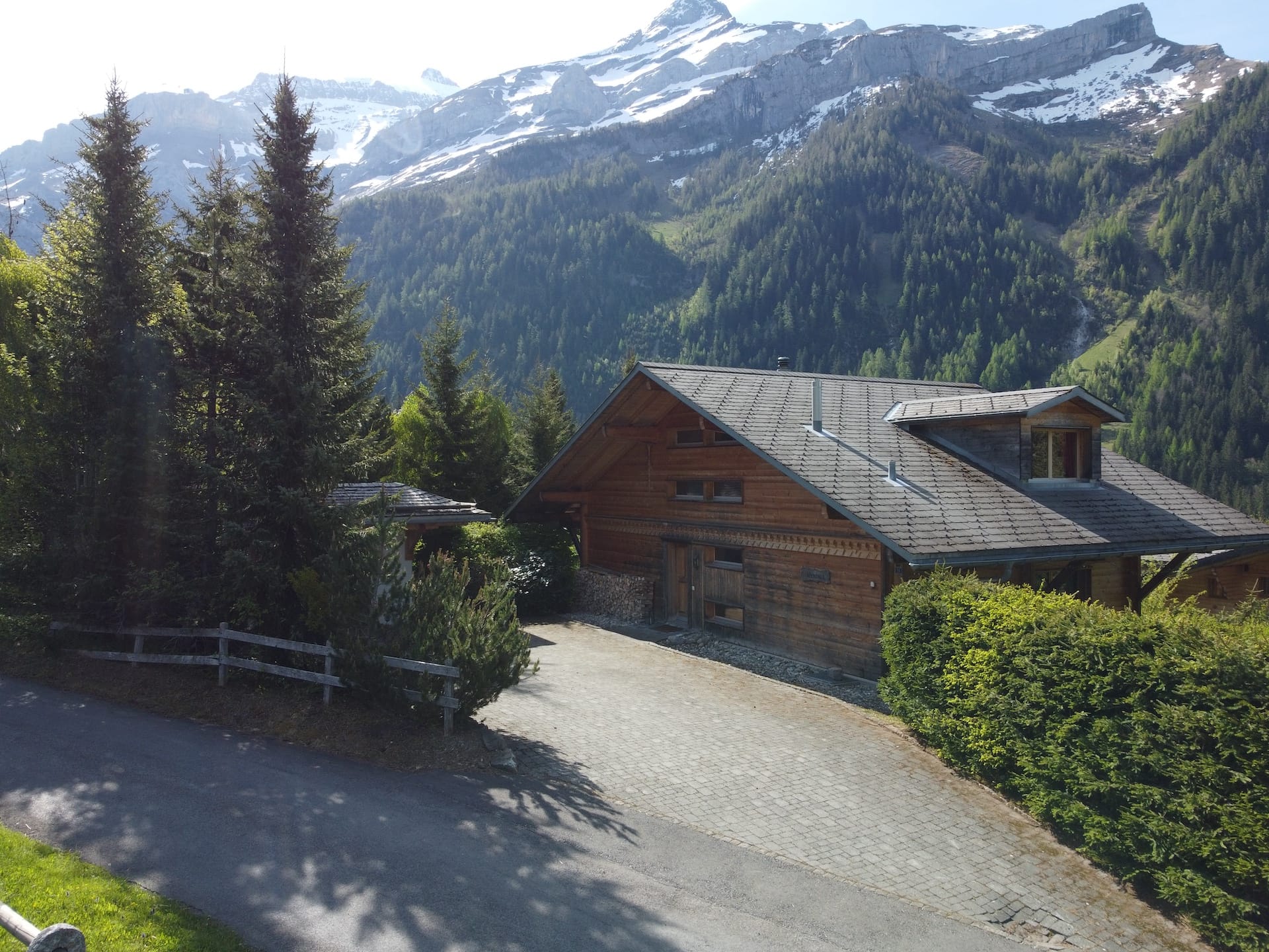 Alpenchalet mit Bergpanorama