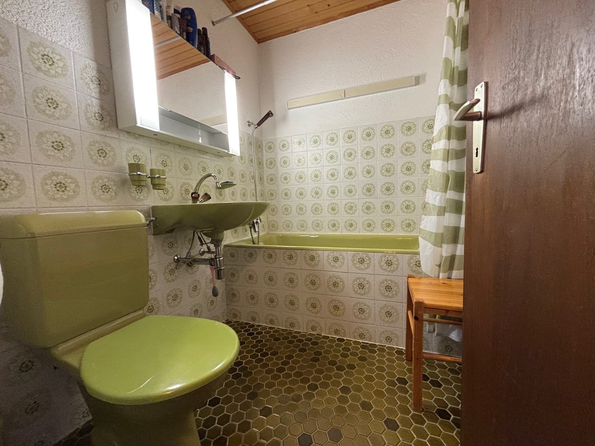 Retro-Badezimmer mit olivgrünen Sanitärkeramiken