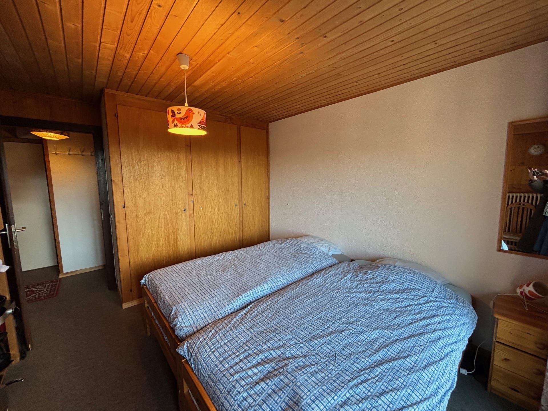 Gemütliches Schlafzimmer mit Holzverkleidung