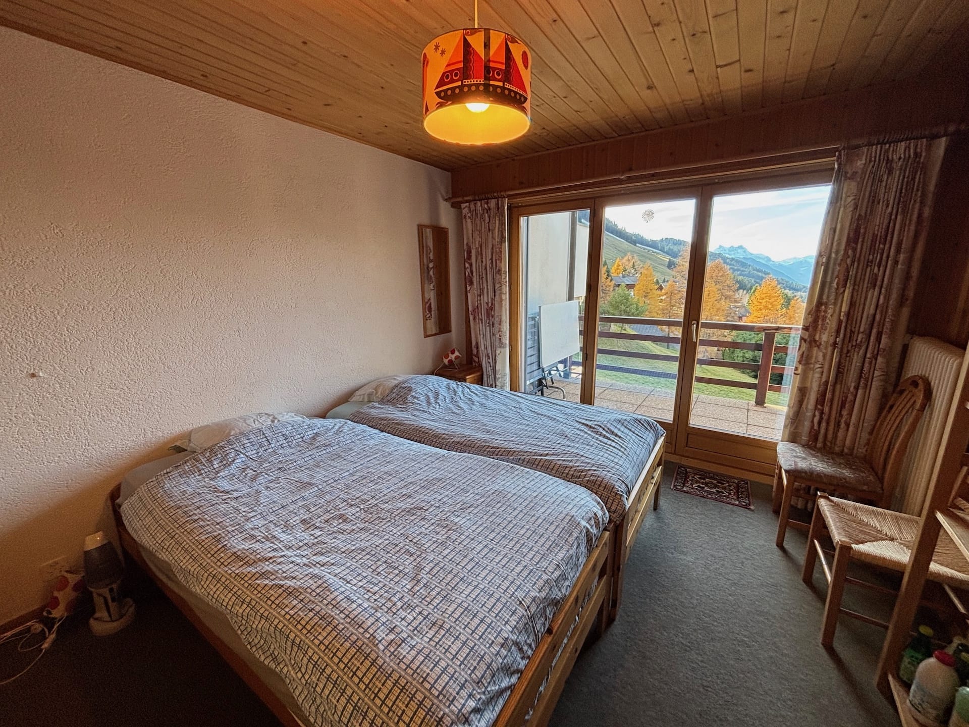 Doppelbett mit Bergblick