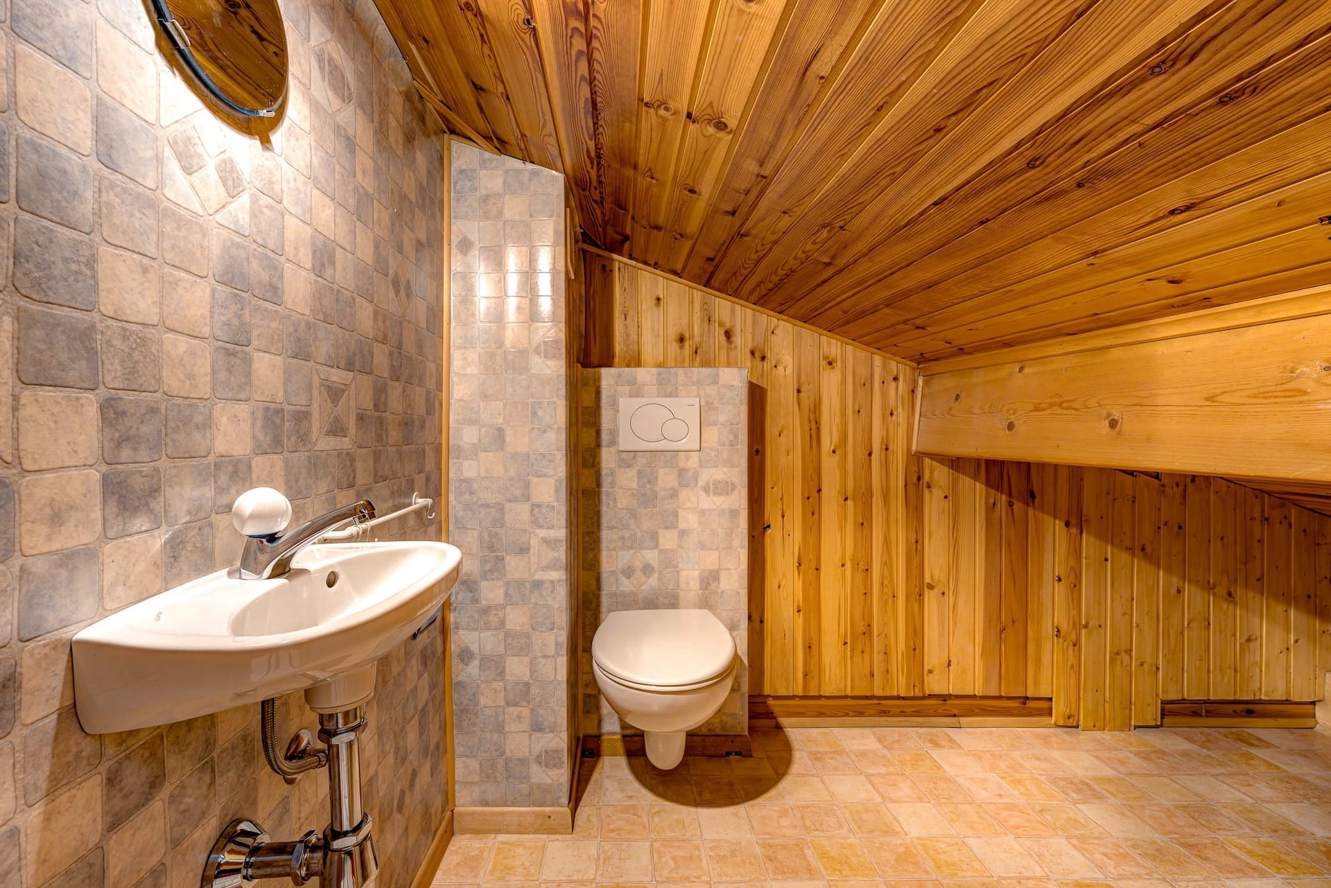 Dachgeschoss-WC mit Holzverkleidung