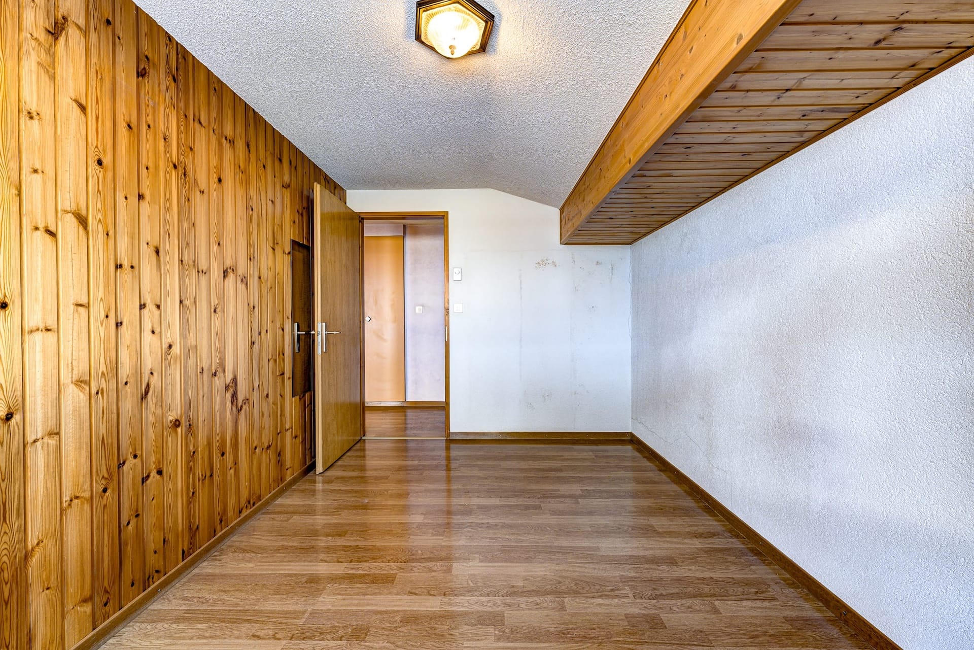 Leerer Raum mit Holzverkleidung