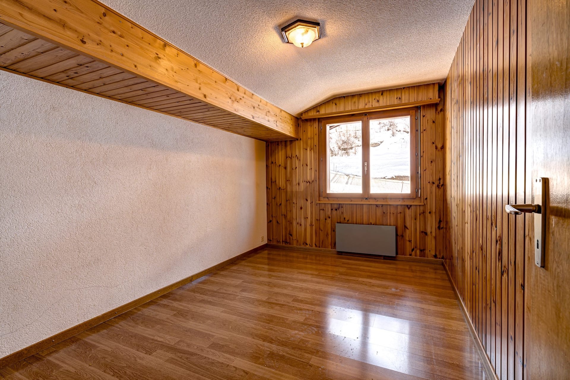 Holzvertäucherter Innenraum mit Fenster