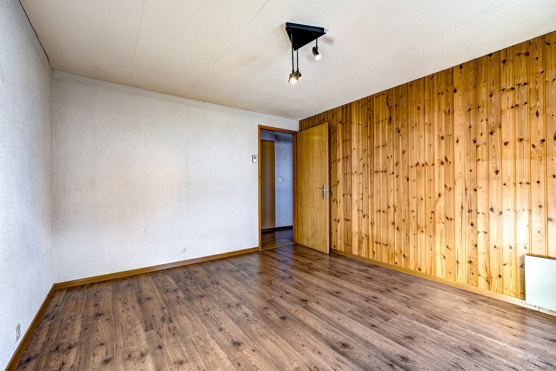 Leerer Raum mit Holzvertäfelung
