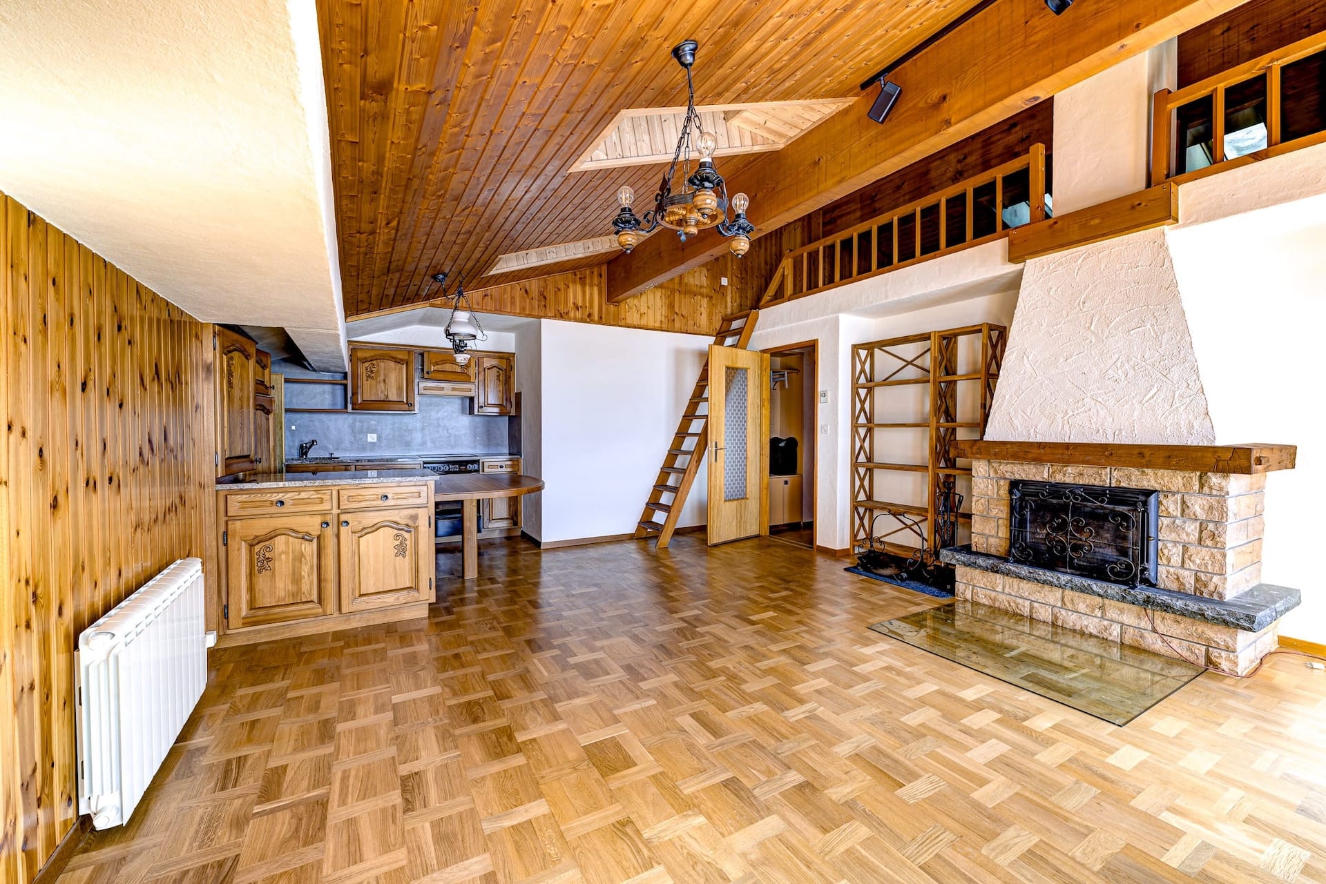 Gemütlicher Wohnraum mit Holzküche und Kamin