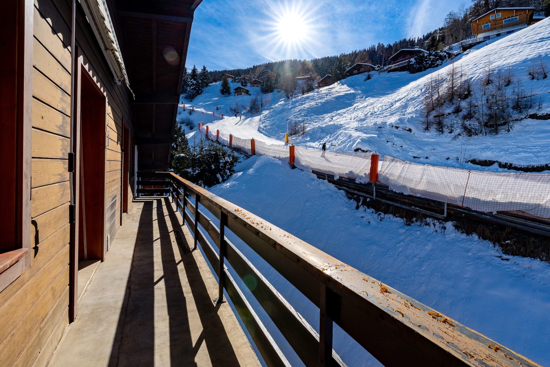 Balkon mit Bergblick im Schnee
