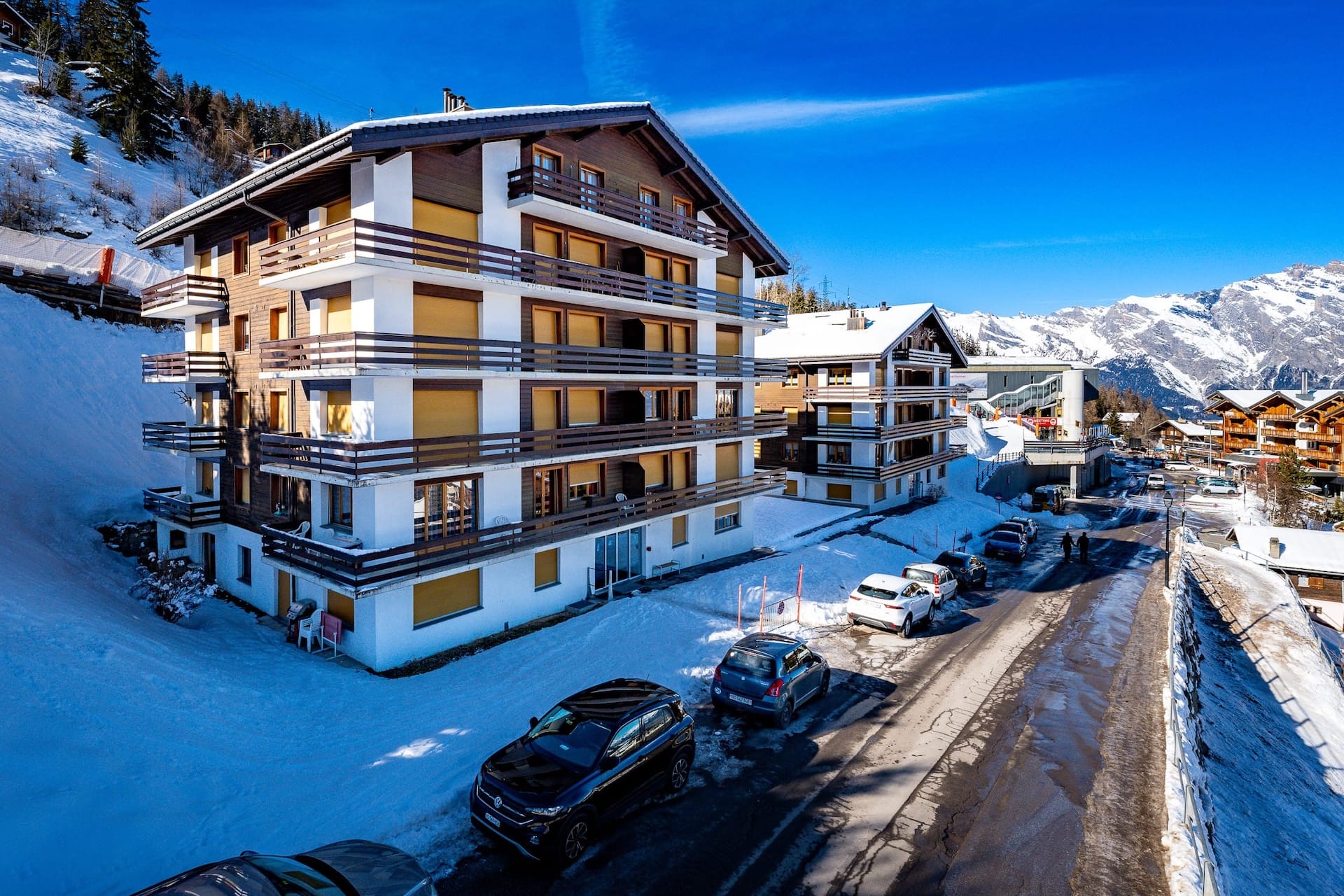 Alpenwohnung mit Balkonfassade und Bergblick