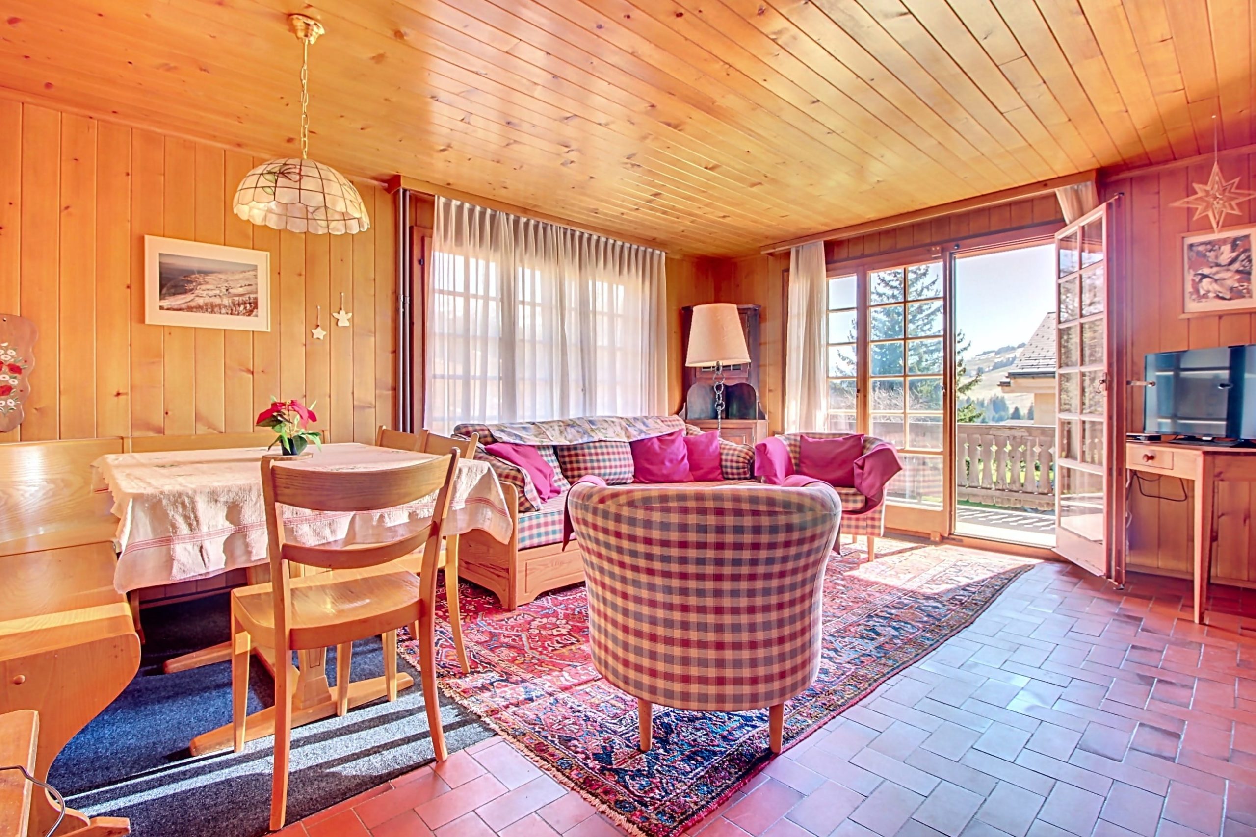 Gemütliches Holzwohnzimmer mit Balkonzugang