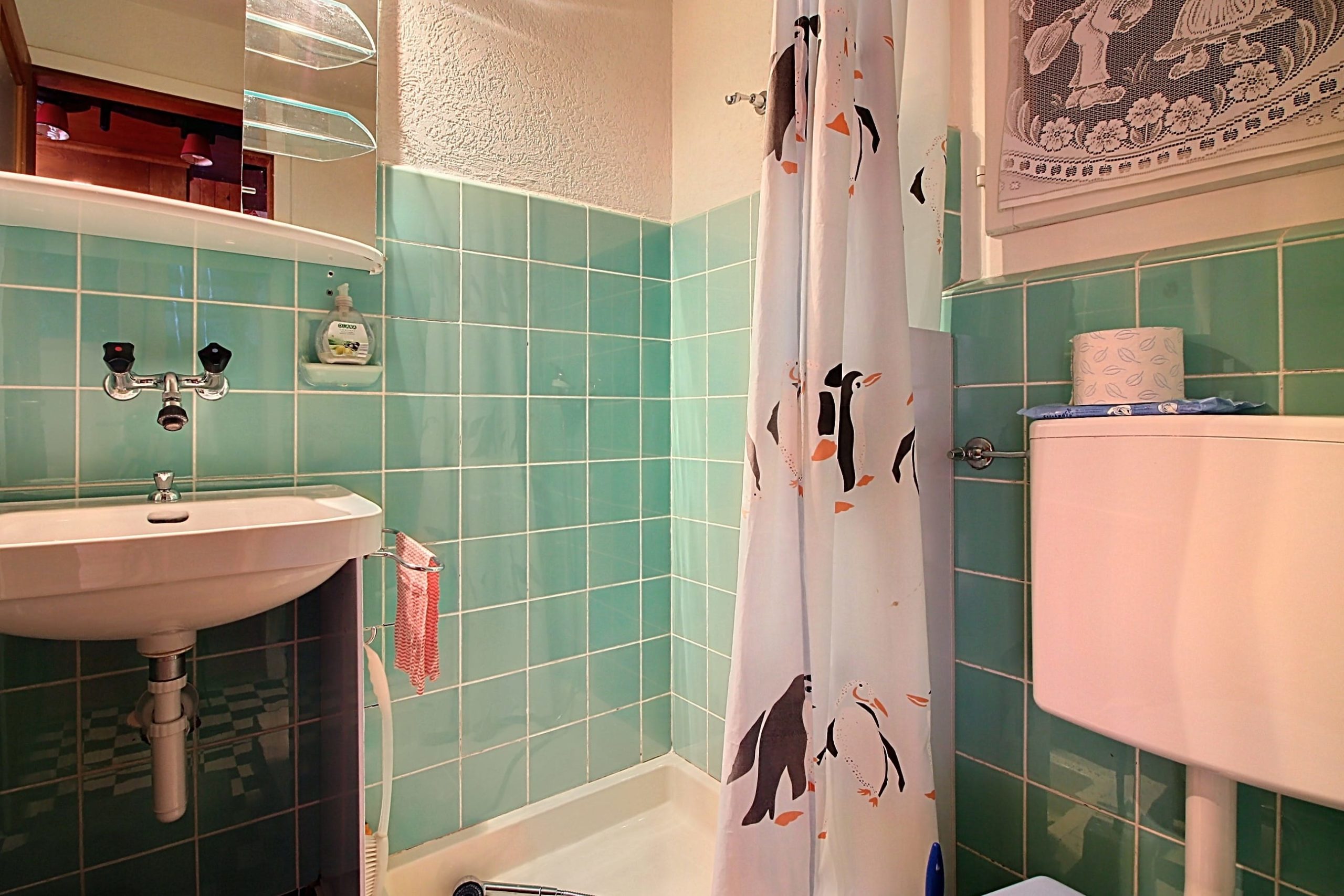 Badezimmer mit türkisfarbenen Fliesen