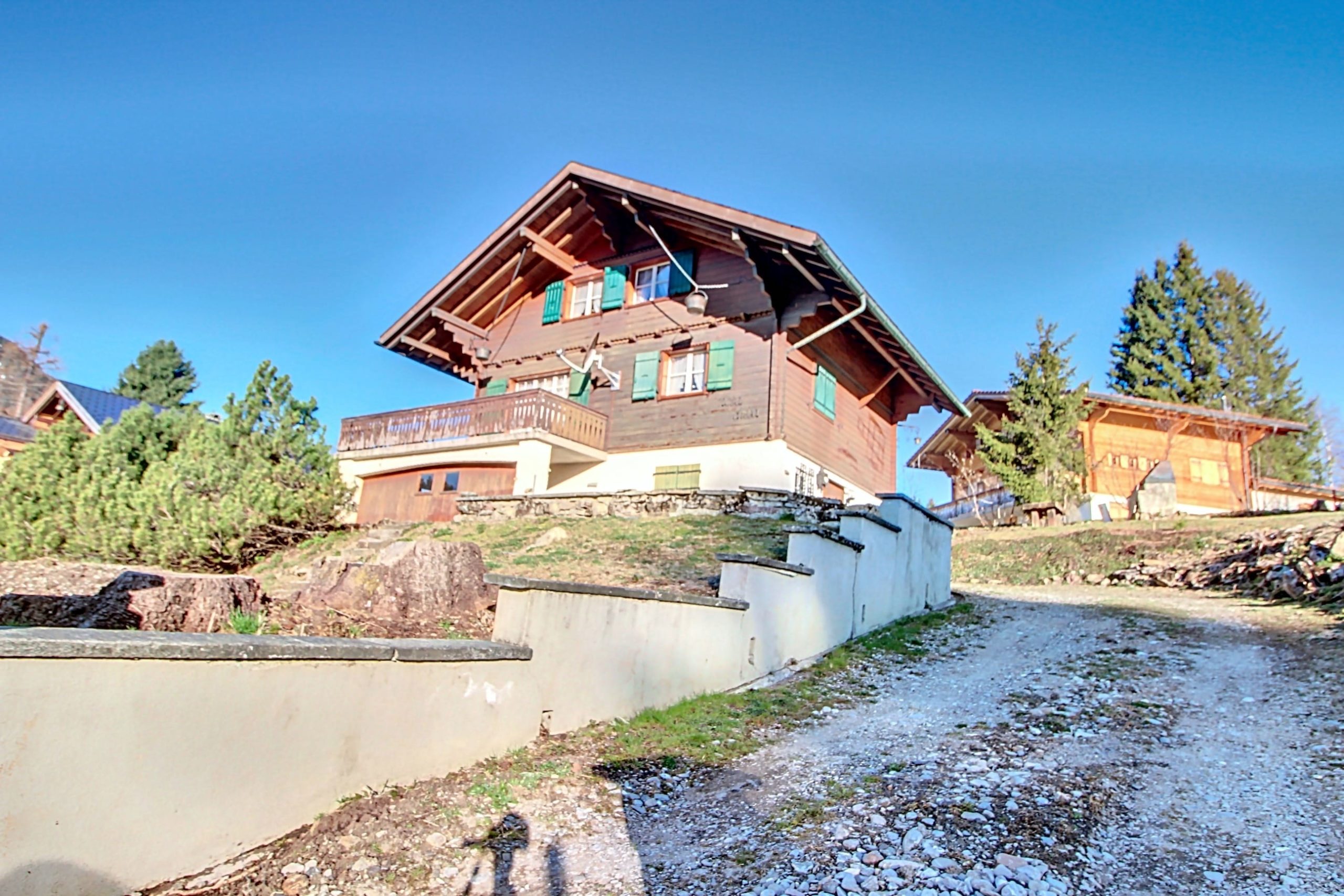 Alpenchalet mit Holzfassade und Giebeldach
