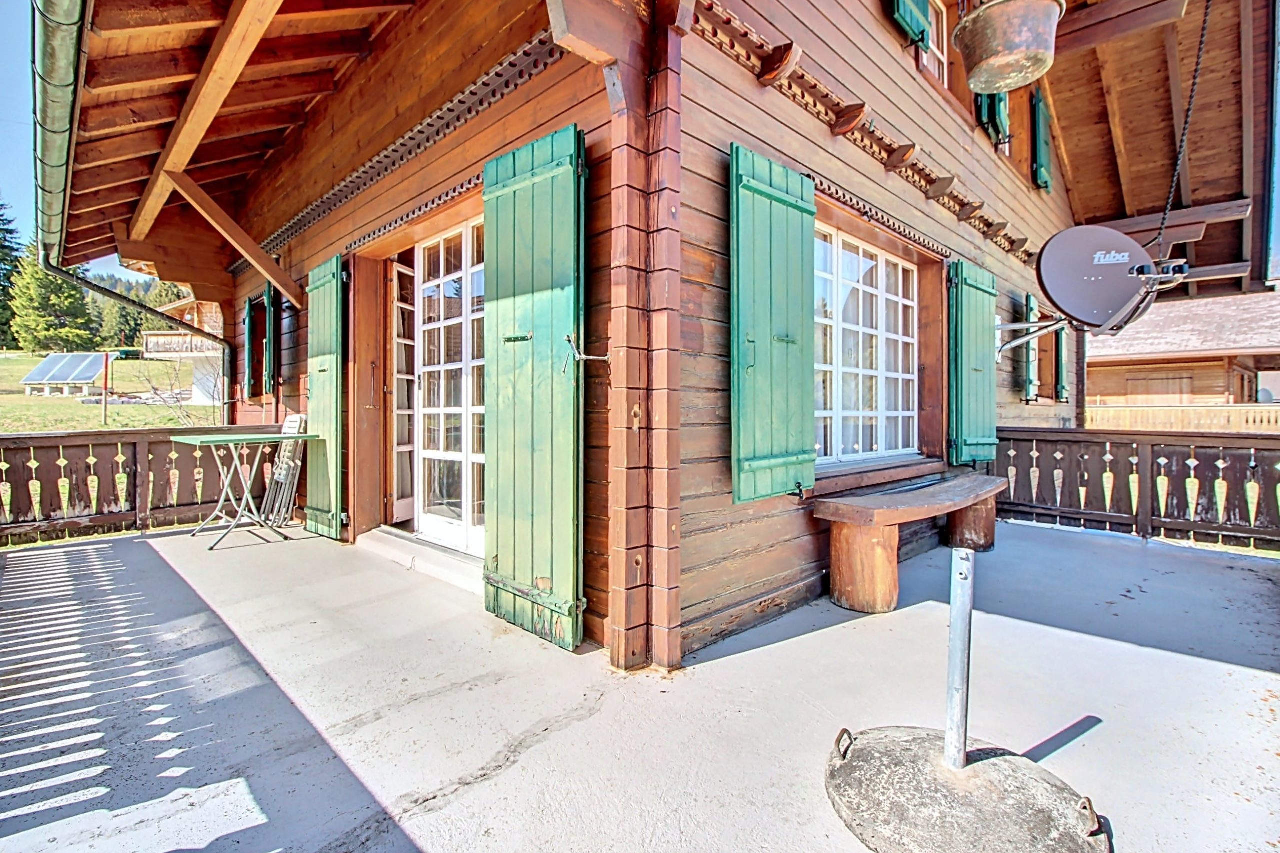 Alpenchalet-Balkon mit Holzfassade