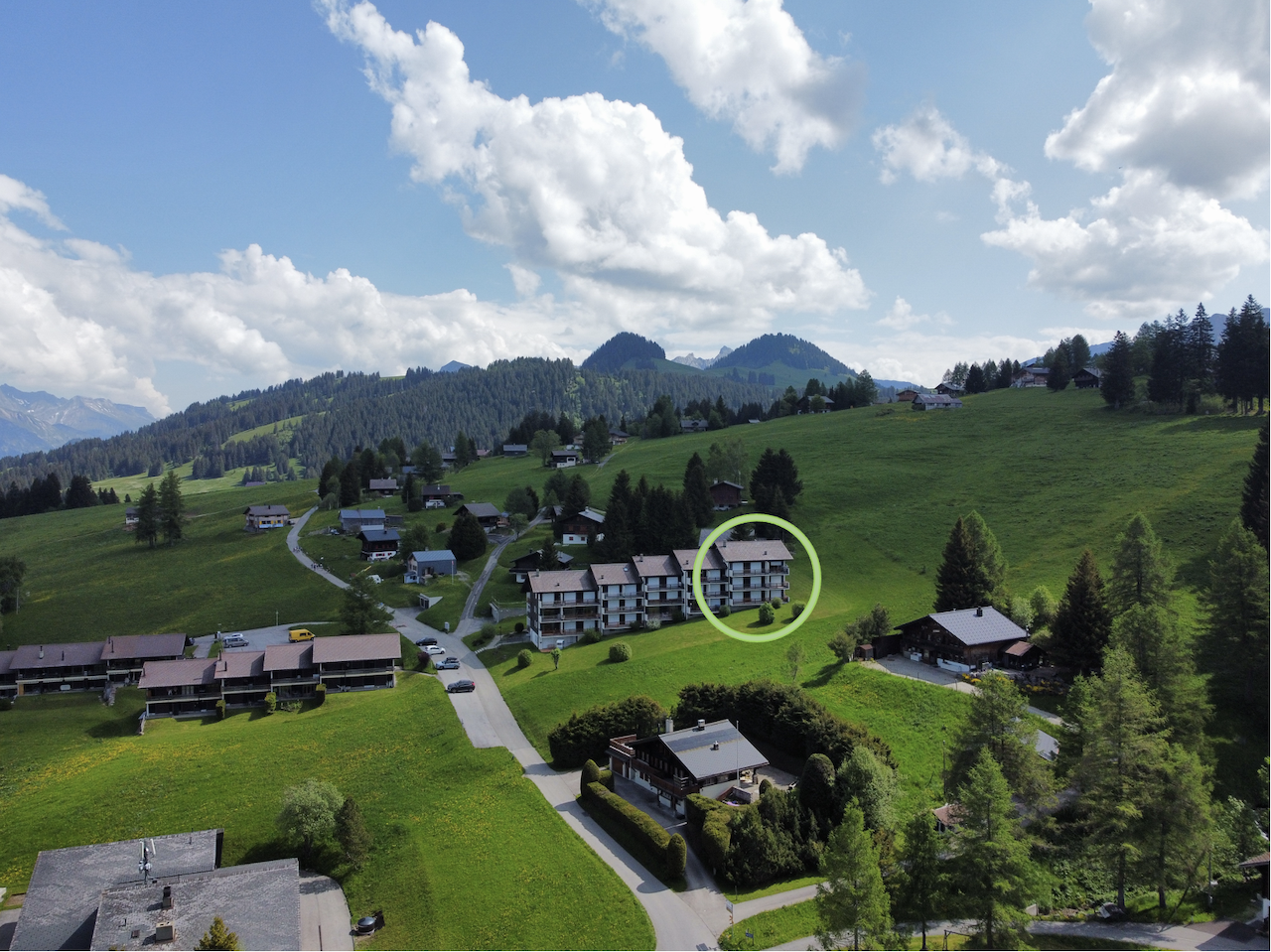 Alpenlandschaft mit Wohnsiedlung