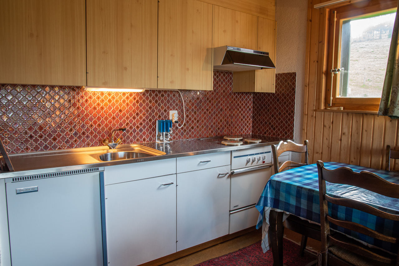 Rustikale Küche mit Holzverkleidung