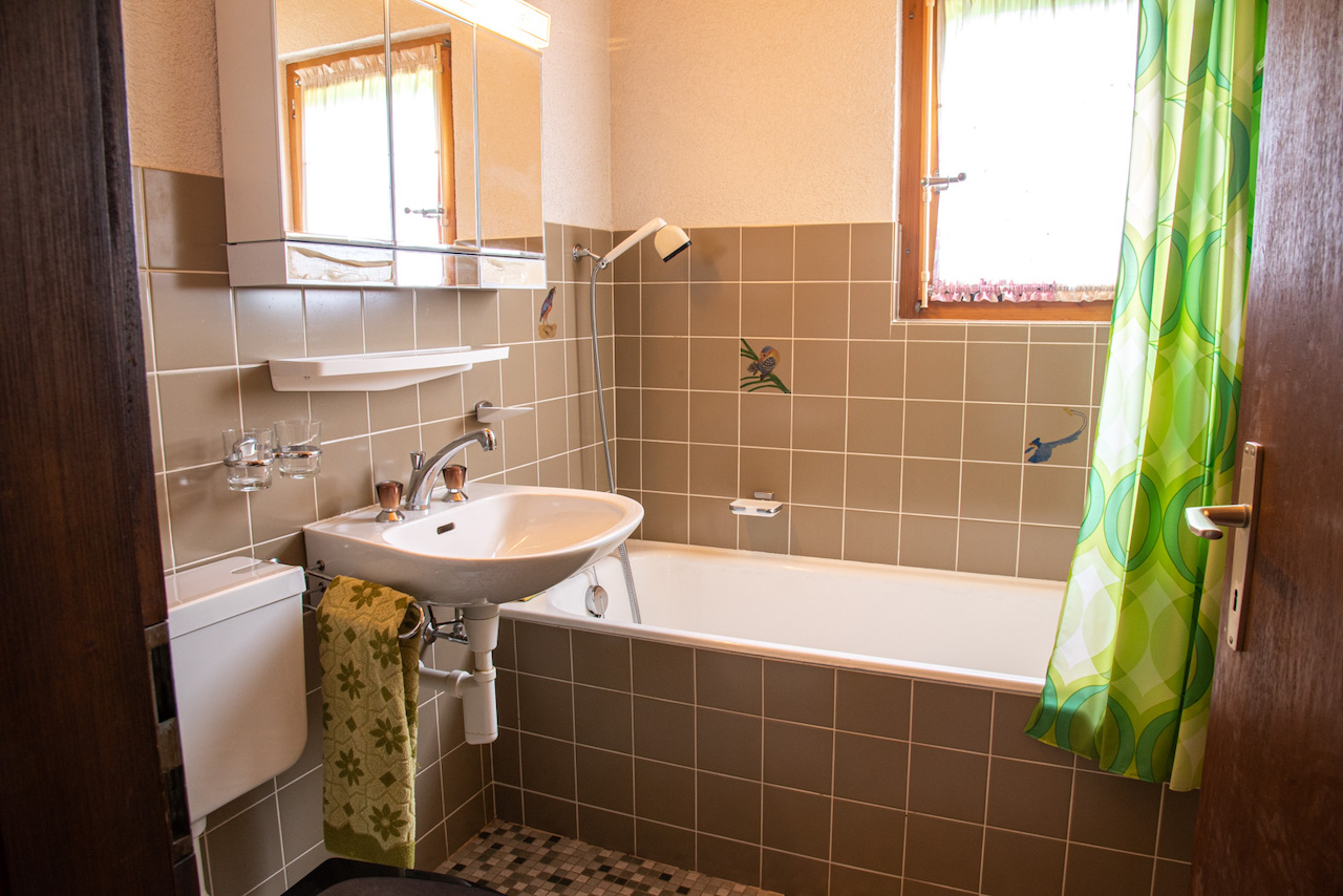 Badezimmer mit Badewanne und Fenster