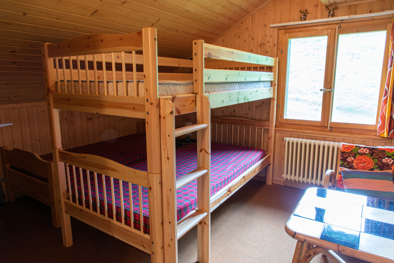 Holzschlafzimmer mit Etagenbett