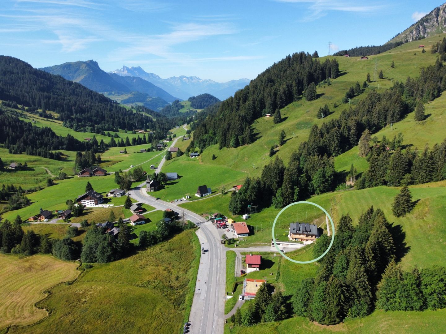 Alpenlandschaft mit markiertem Gebäude