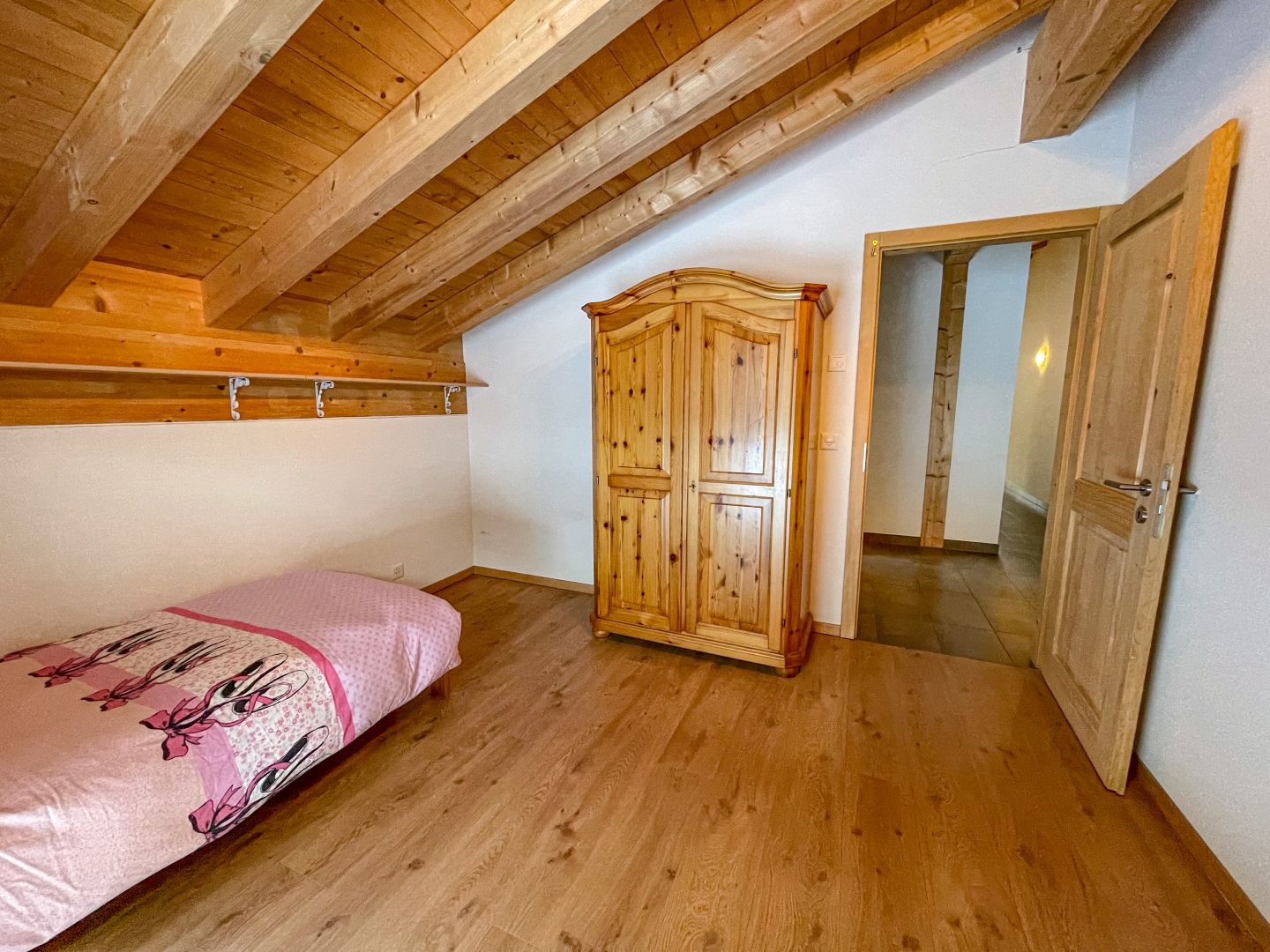Gemütliches Dachgeschoss-Schlafzimmer mit Holzsichtbalken