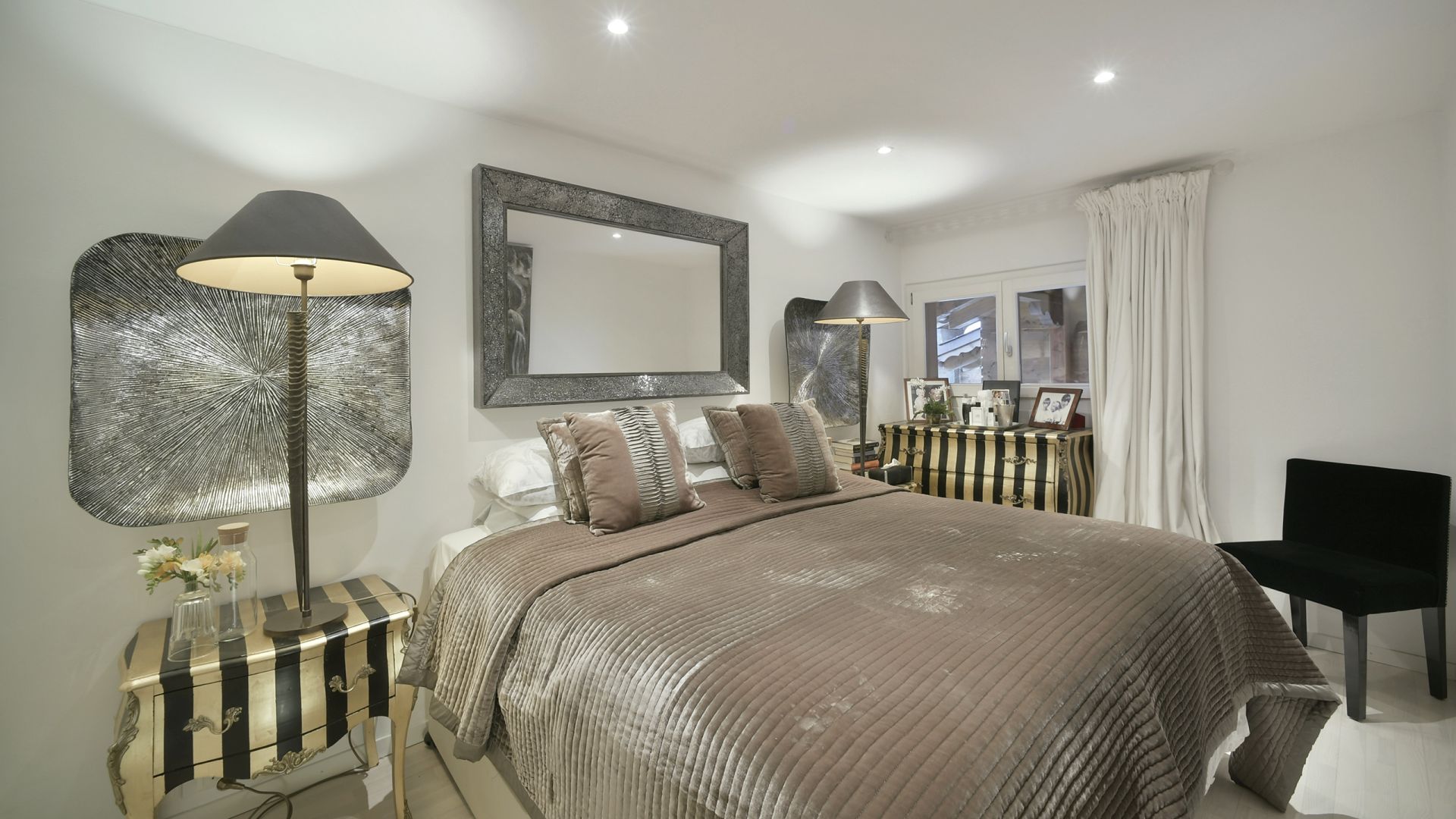 Schlafzimmer mit eleganter, gestylter Einrichtung