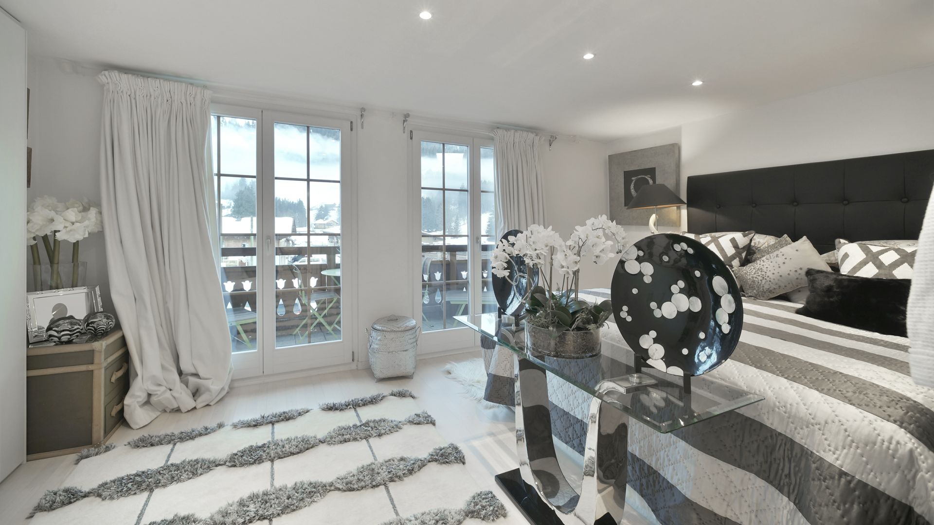 Modernes Schlafzimmer mit Balkonblick