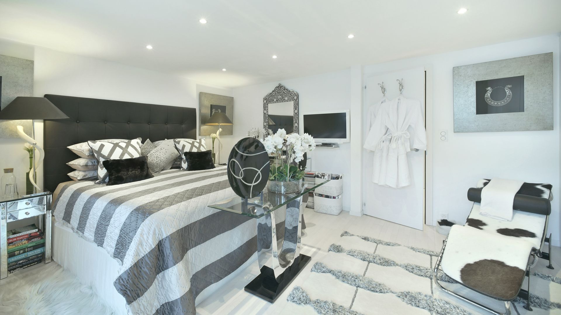 Luxuriöses, helles Schlafzimmer mit Designer-Dekor